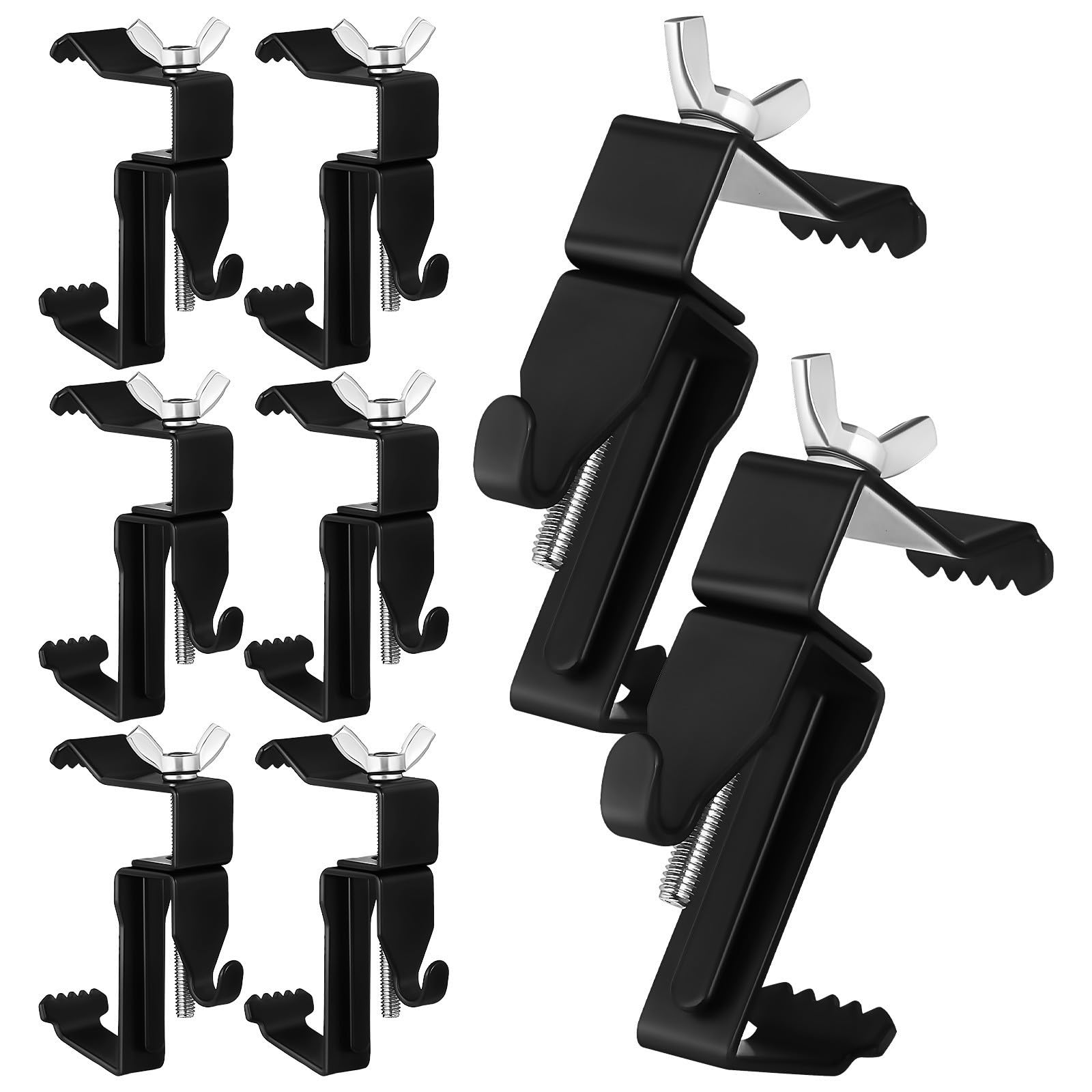 Ganchos de hierro negro para colgar decoraciones y luces en la pared de ladrillo del patio