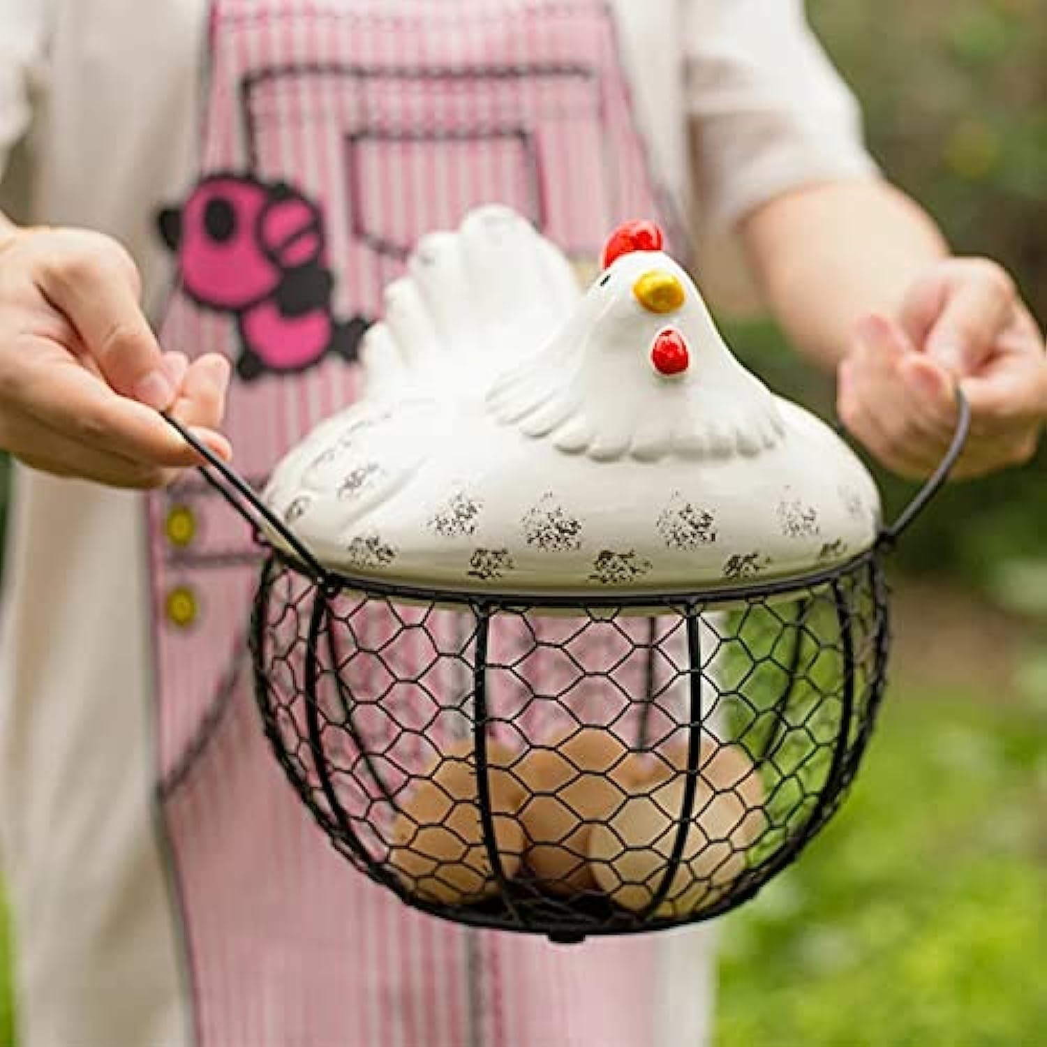 UNIVERSE LIGHTS Black Metal Mesh Wire Egg Storage Round Basket With White Ceramic Farm Chicken Top And Handles (White With Black)