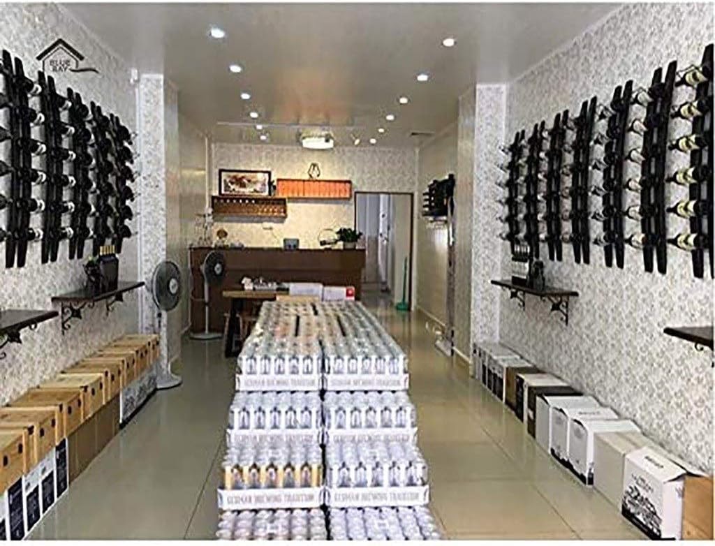 クリエイティブな壁掛けワインキャビネットラック バー レストラン用 6本収納可能 パイン材装飾吊り下げ収納棚