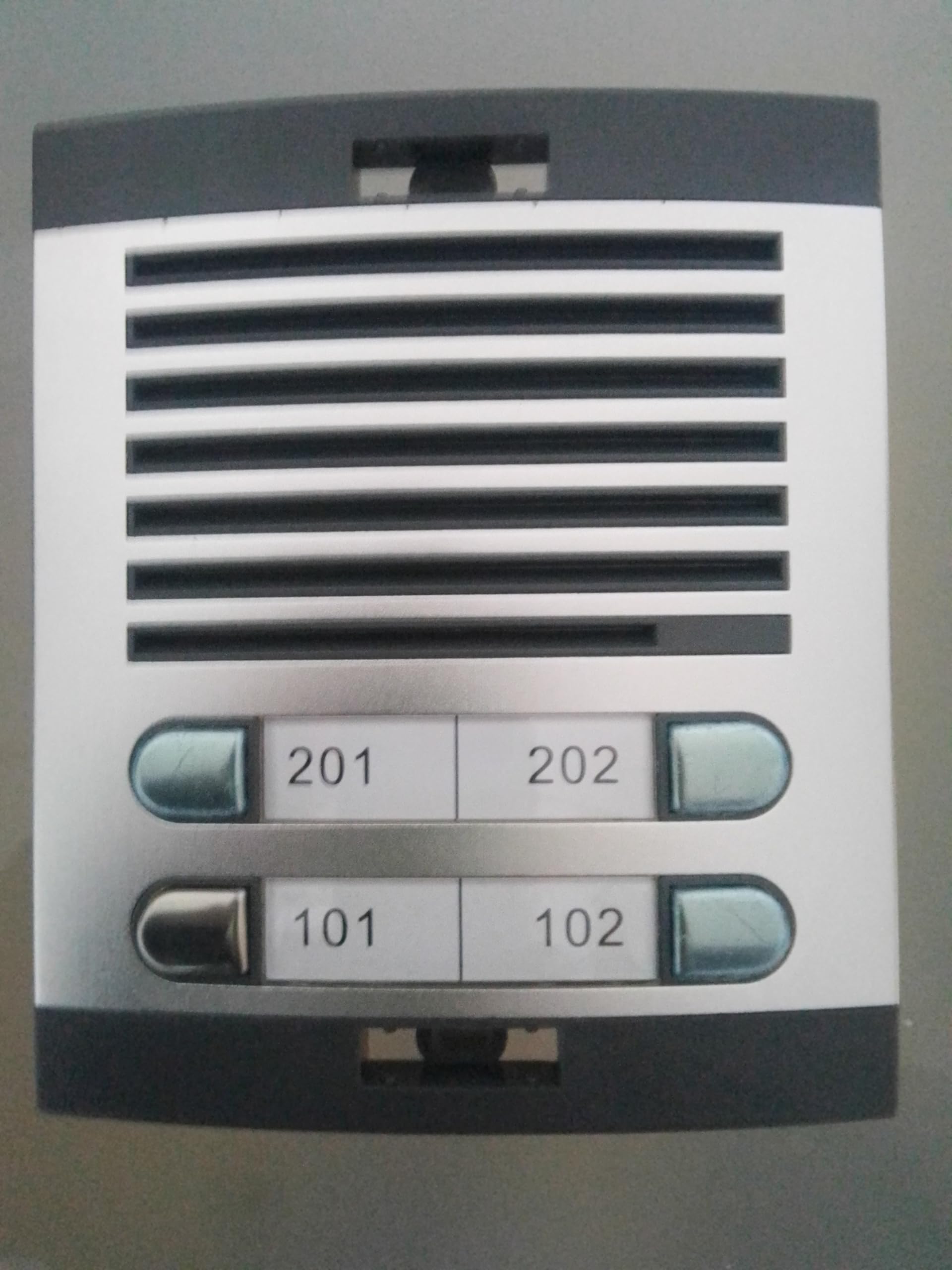 Kit Citofonico - 2 Fili, Installazione Facile, per Condomini fino a 3 Abitazioni, Completo di Pulsantiera, Scatola, Alimentatore DIN 12Vac/1A e 3 Cornette
