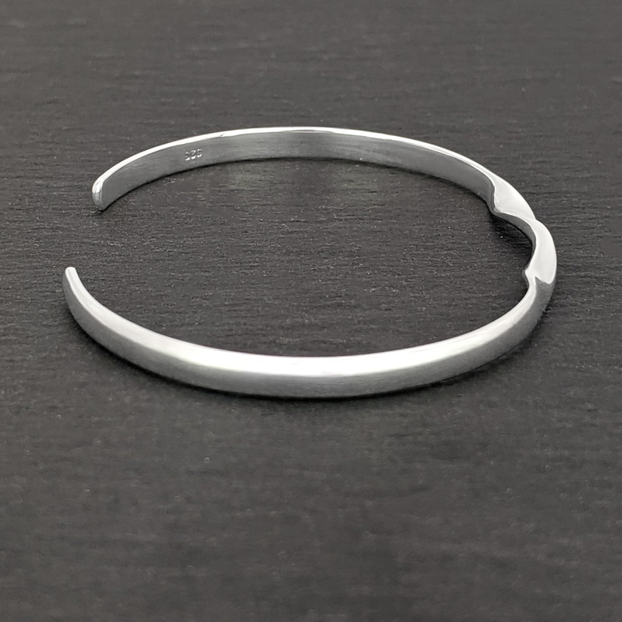 Silverly Bracciale Rigido Intrecciato in Argento Sterling 925 per Donna | Bracciale Sottile Piatto Aperto | Semplici Braccialetti Impilabili da Indossare Tutti i Giorni | Gioielli Contemporanei