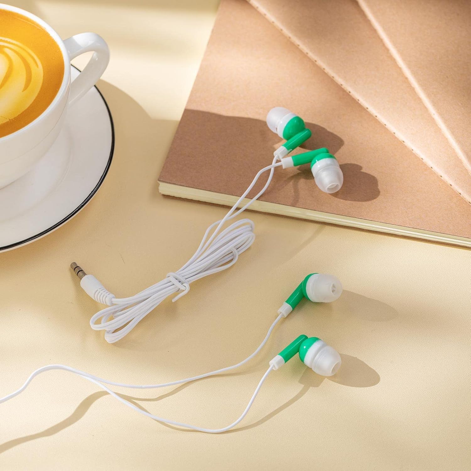 Lot de 100 écouteurs intra-auriculaires de 3,5 mm emballés individuellement avec fil pour étudiants, écoles adultes, hôpitaux, hôtels, bibliothèques, musées, cadeau MP3 (vert)
