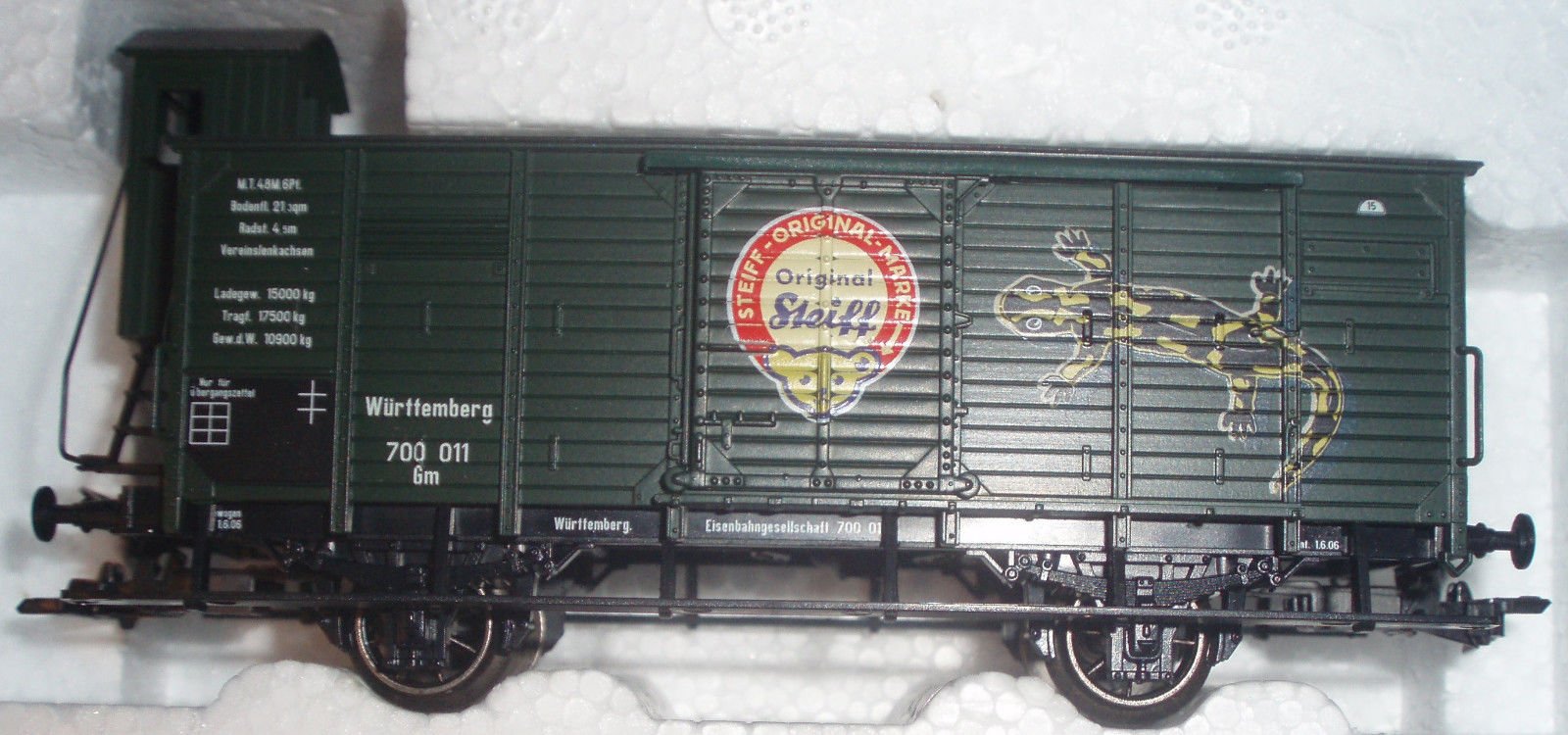 Marklin Train Car 48806 and Steiff Salamander #488061