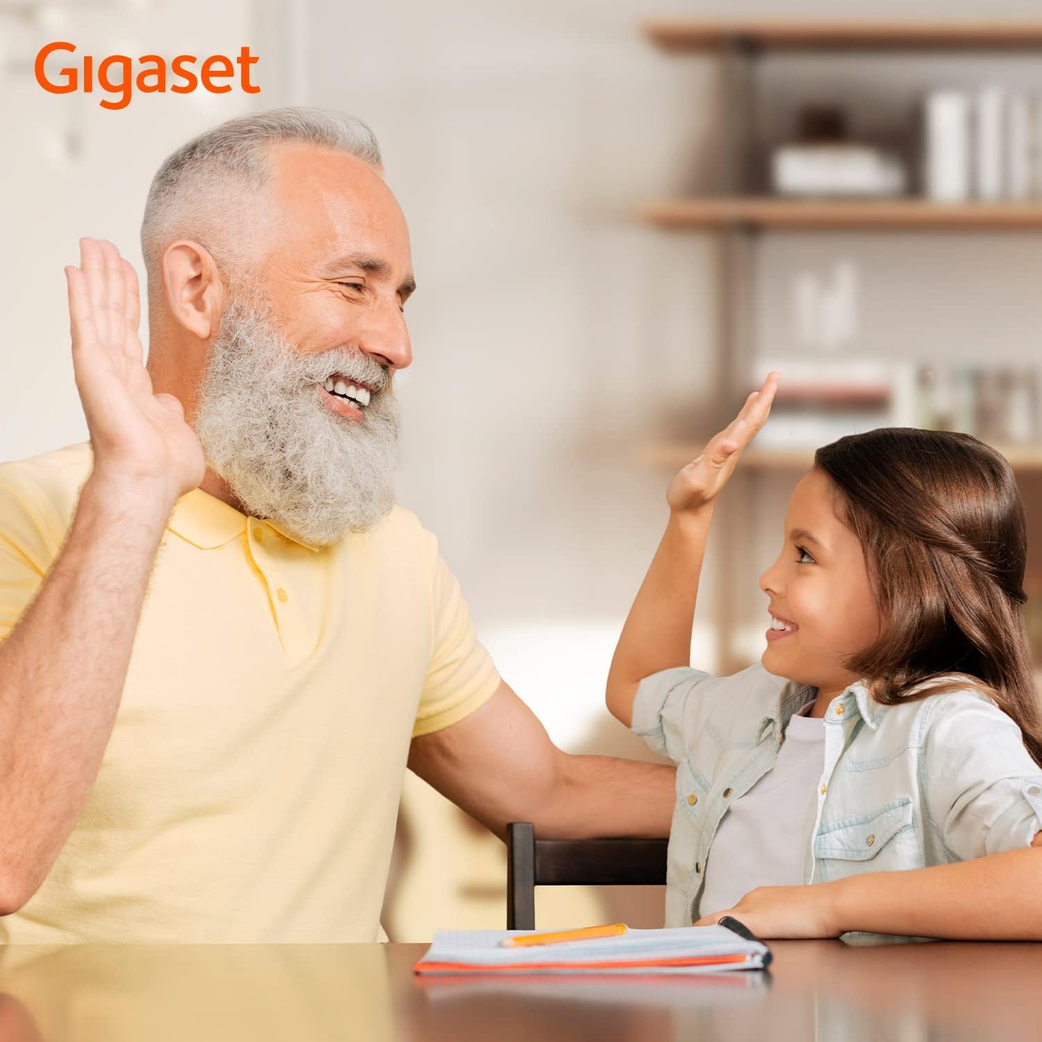 Gigaset E720 - Schnurloses Senioren DECT-Telefon - sprechende Wähltasten - Nummernansage & Namensansage - Anrufübertragung per Bluetooth - Lautstärkeanpassung, schwarz [Deutsche Version]