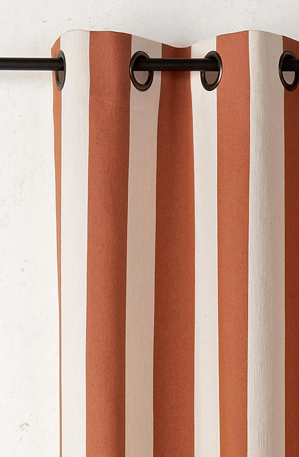 LINDER Rideau à Rayures Verticales - Tissé et Teint en France - Style Pop - Coloris Orange Brûlé - œillets Canon de Fusil -145x280cm - 56% Polyester 42% Coton 2% Autres Fibres - Collection Sunset