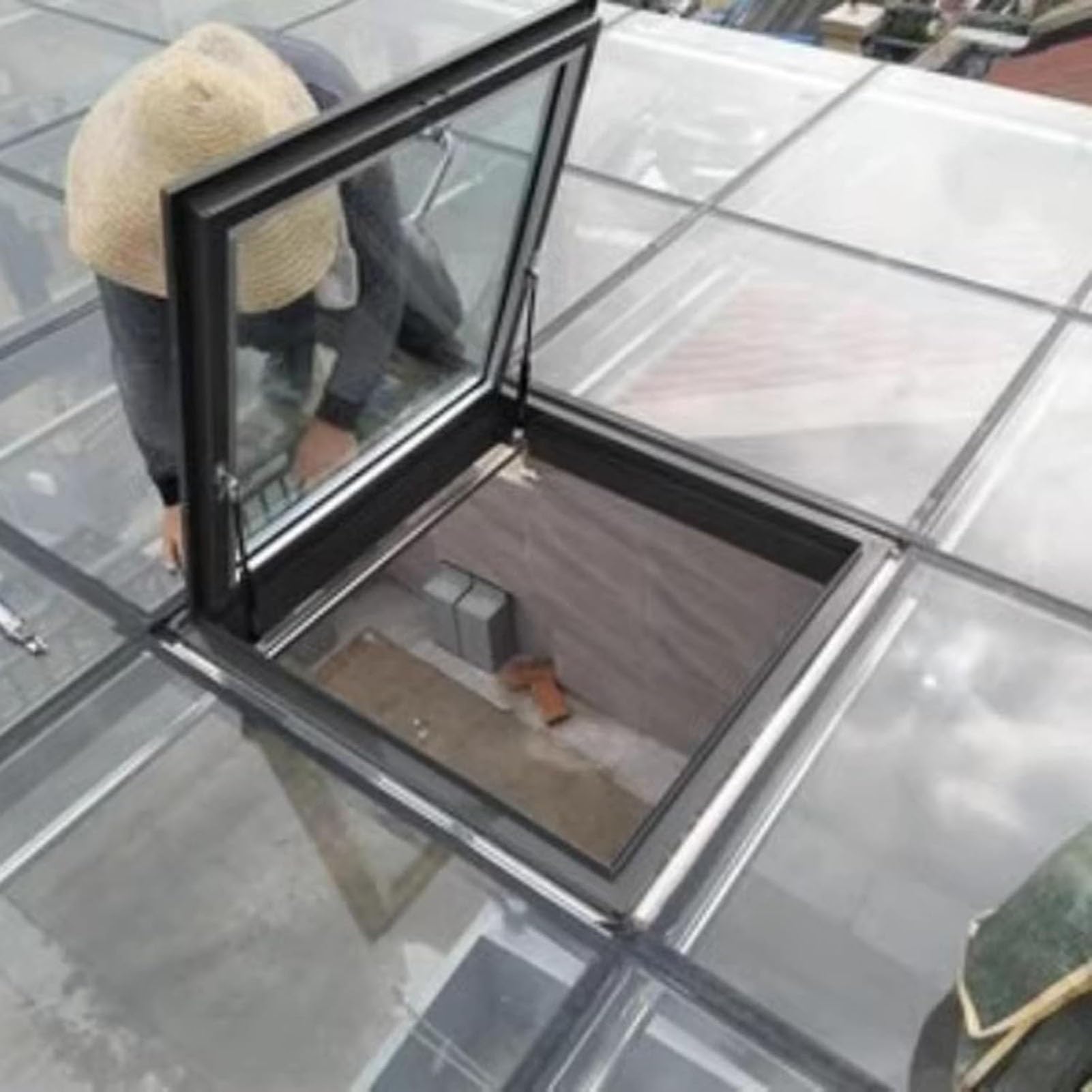 Właz dachowy, samowystarczalny szklany świetlik dachowy i właz dostępowy, izolowany 95 x 60 cm ręczny świetlik wentylacyjny, trwały stop aluminium i szklana konstrukcja do niestandardowych rozwiązań