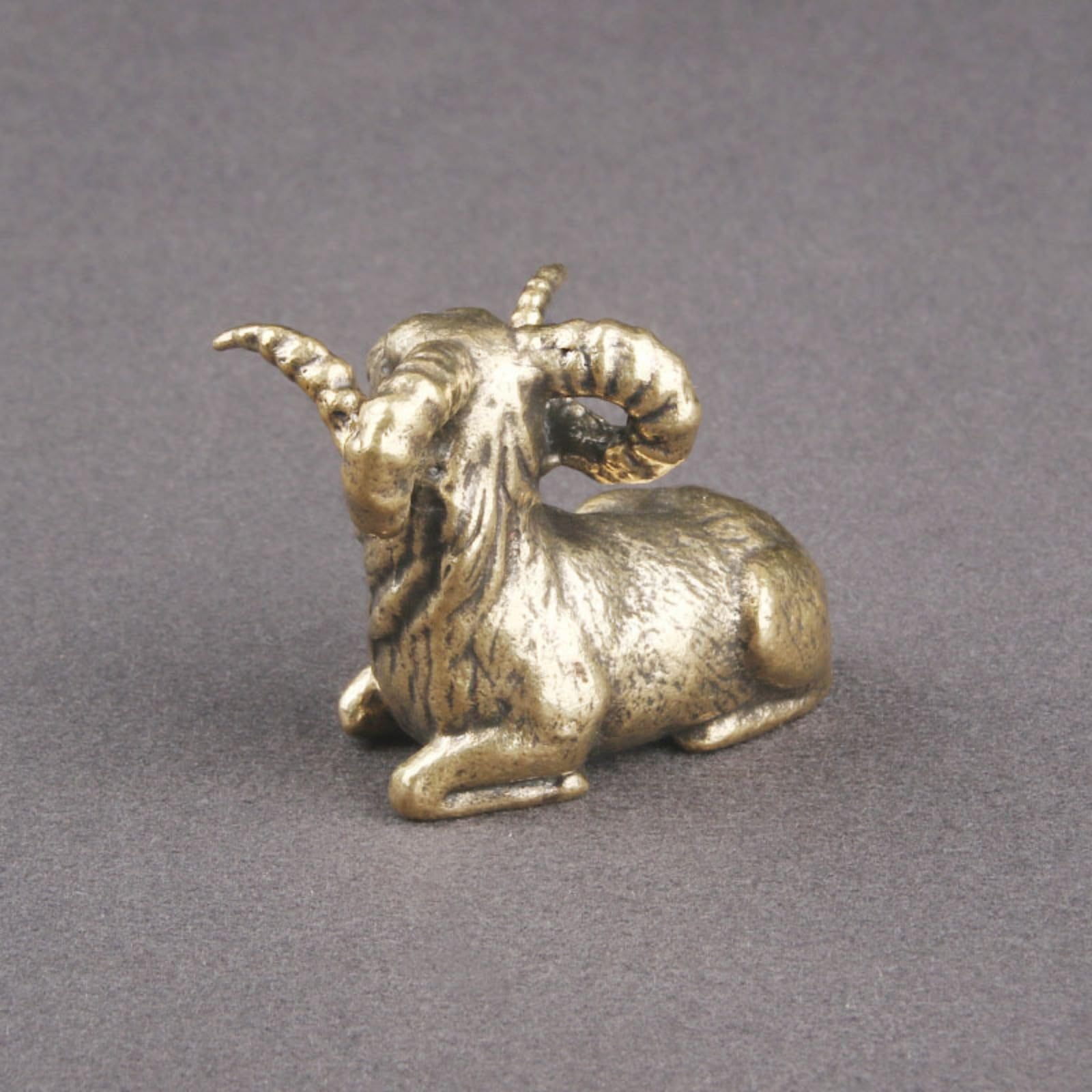 Mosiężne figurki kozy Model rzeźby, metalowe realistyczne zwierzę statua owiec kolekcja rzemieślnicza ozdoba na biurko domowa piaskownica stołowa Bonsai akcesoria dekoracyjne studium przycisk do