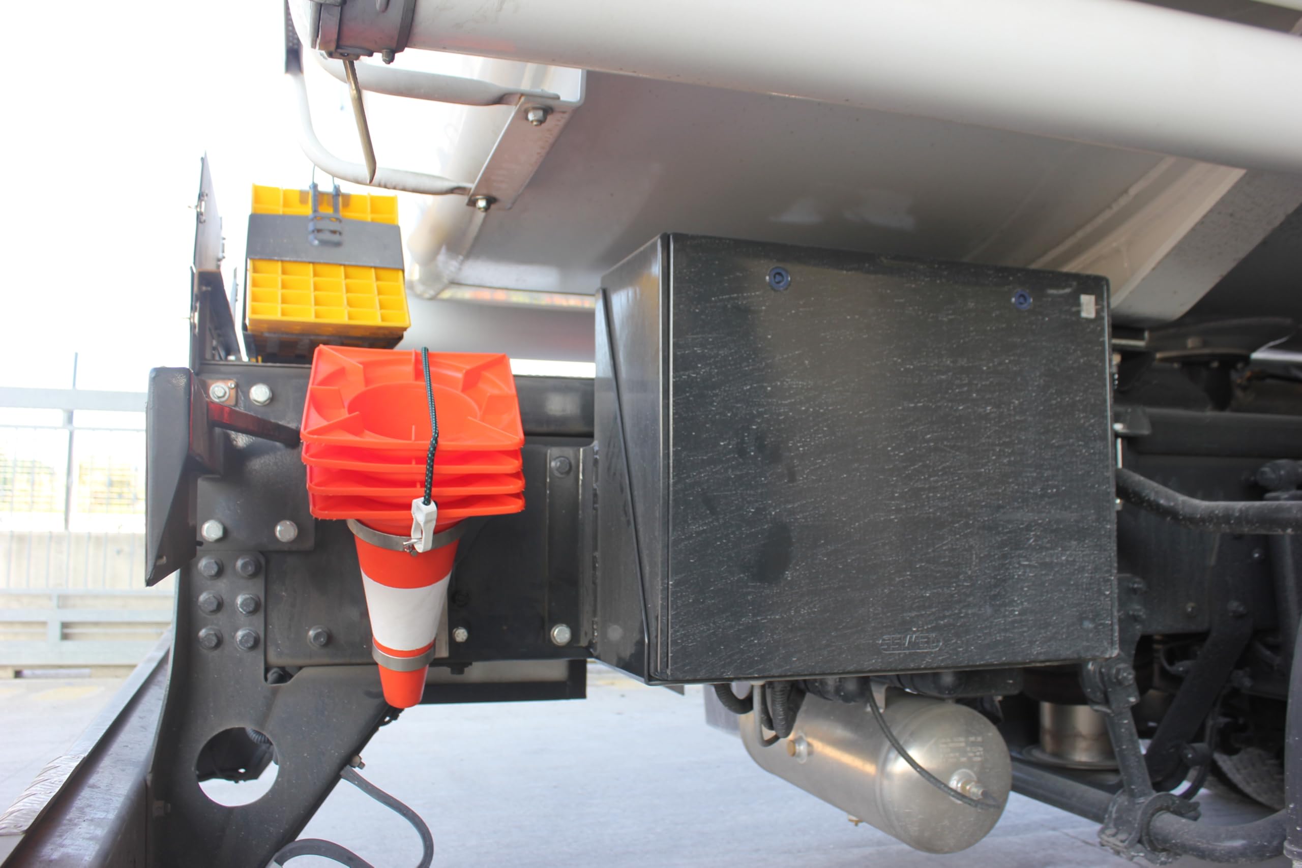 SOLTEC Porta coni per camion; porta birilli stradali in acciaio inox antiusura