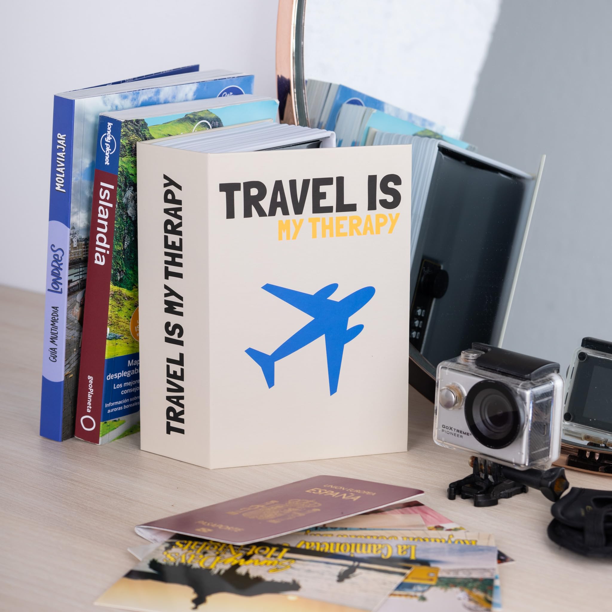 Fisura – Cassaforte a forma di libro "travel is my therapy". Cassaforte libro originale con serratura a combinazione. Cassetta di sicurezza nascosta. 18 x 11,5 cm