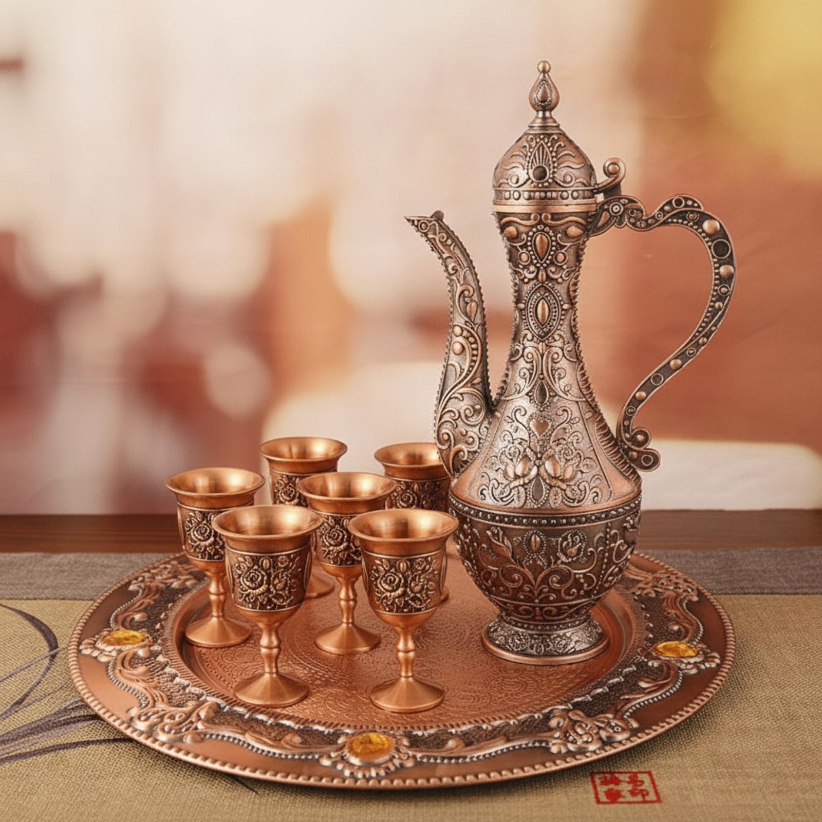 Set di Servizio Liquori Tradizionale Caraffa Brocca Bicchieri Vassoio in Metallo con Dettagli Floreali in Rilievo E Finitura Antica Adatto per, Rosa Antico Verde