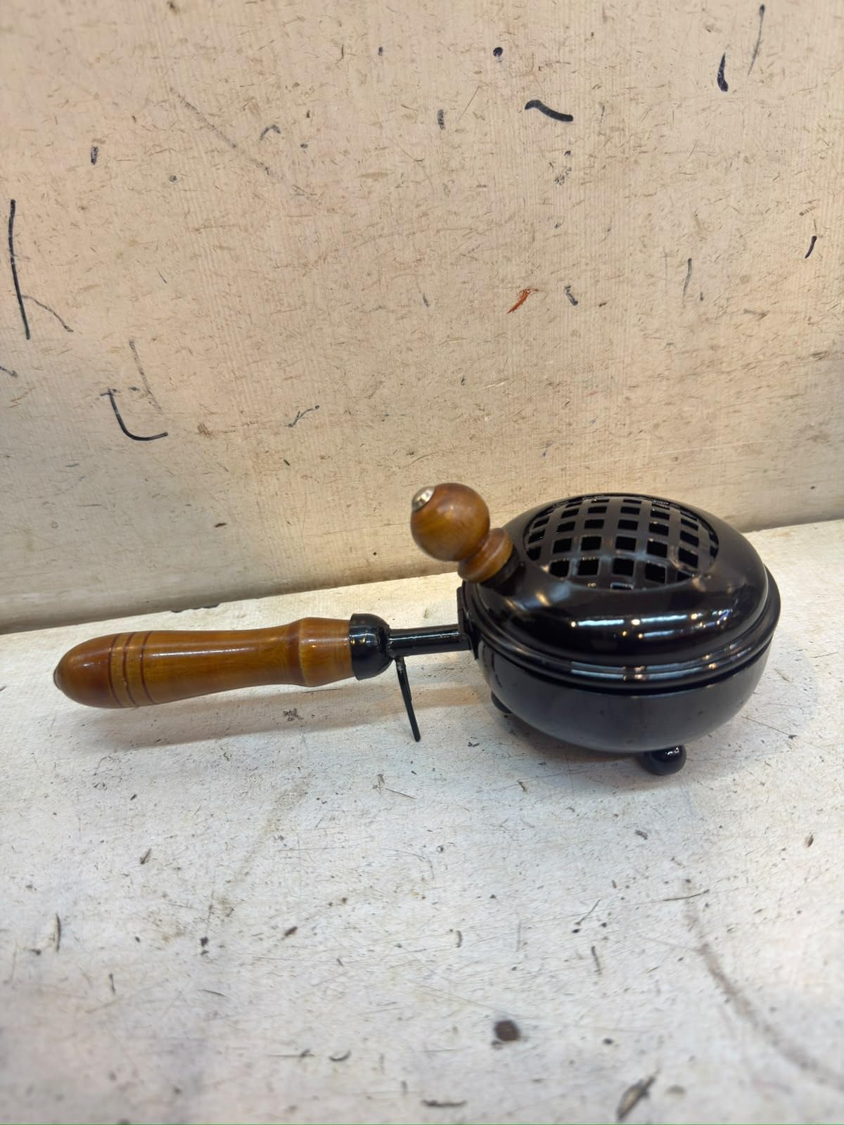 Bruciatore di incenso con manico in legno, metallo nero