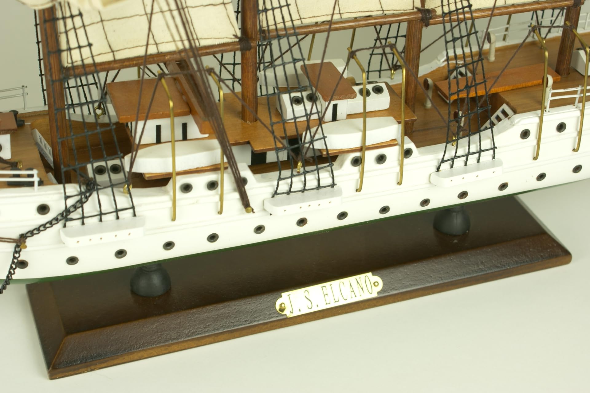 Maqueta montada Juan Sebastián Elcano, Fabricada de Forma Artesanal, Largo 73 x Alto 48 x Ancho11,5 cm,
