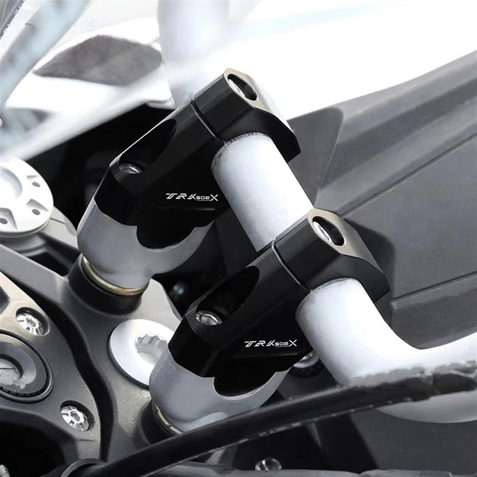 Riser Manubrio Riser Manubrio Moto per Benelli TRK502X TRK 502 TNT135 TNT25N Trail TRK Manubrio Manubrio Manubrio Morsetto di Montaggio Rialzato Morsetti di Montaggio(Nero 28mm)