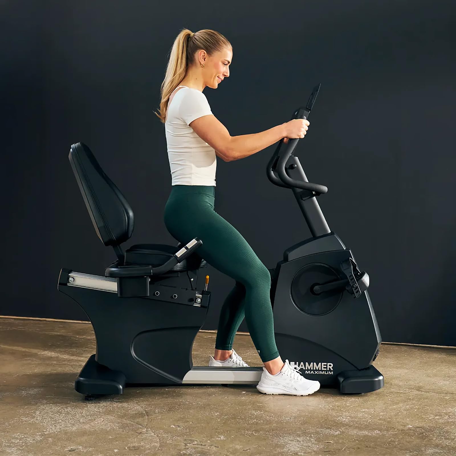 HAMMER Liegeergometer RB 8000 – Recumbent Bike elektrisch, TFT-Touchscreen, 17 Programme, 14 kg Schwungmasse, ergonomischer Sitz & Rückenlehne, Pulsmessung, gelenkschonendes Fitnessgerät