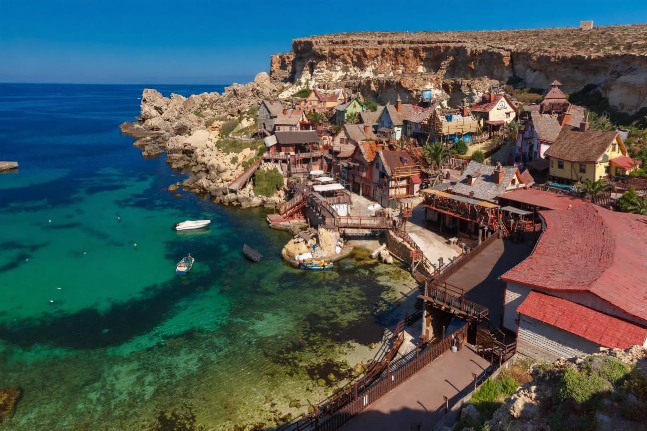 adrium Poster-Bild 120 x 80 cm: Traditionelle bunte Häuser im Popeye Village in Anchor Bay, Il-Mellieha, Malta