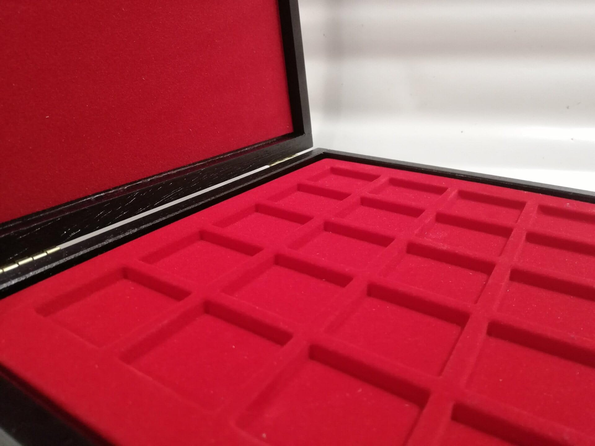 Caja de Madera Personalizada para Monedas y Medallas – Estuche Expositor Grabado a Medida para Coleccionistas, Hecho a Mano en Italia