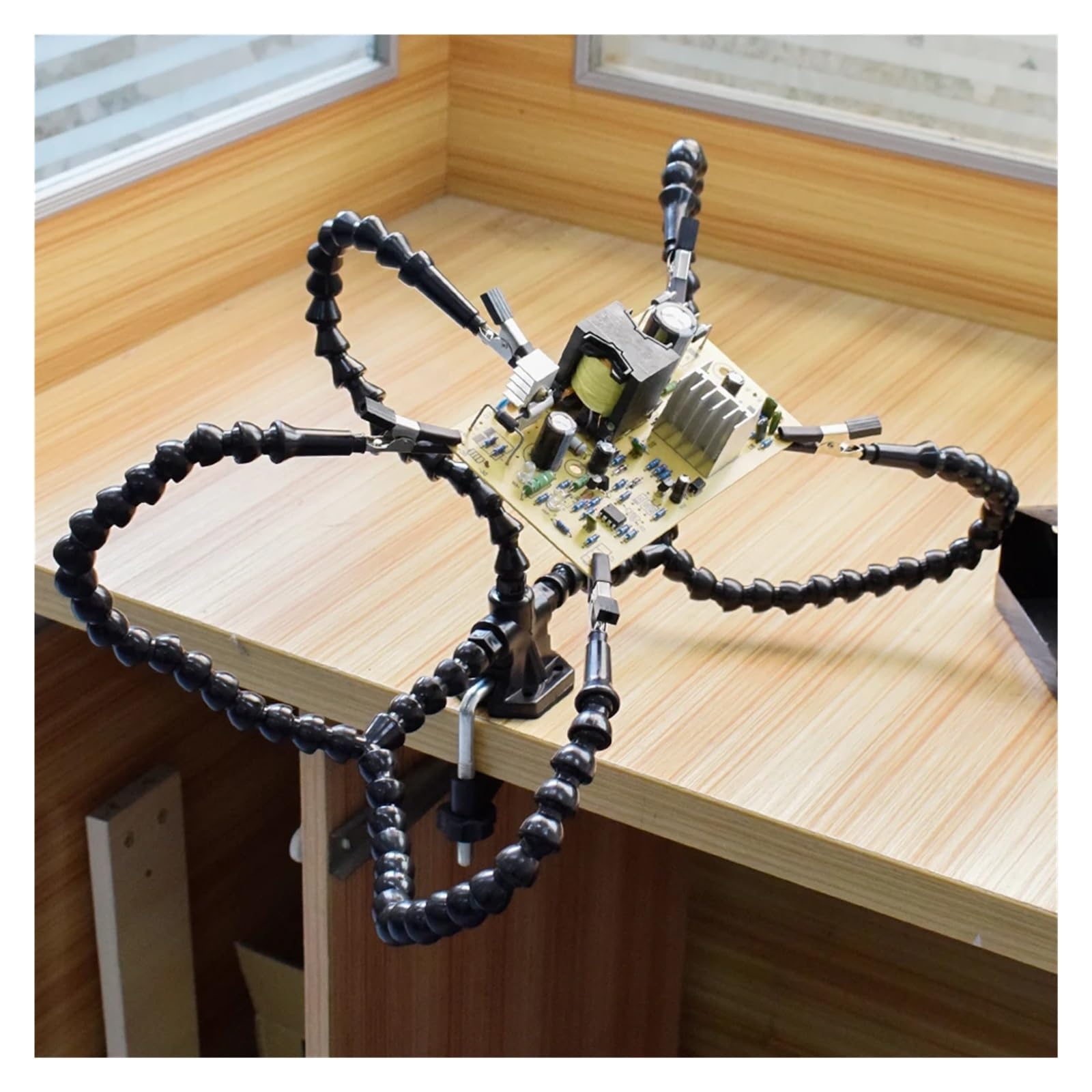 Ausilio per Saldatura a Terza Mano, Strumento di Supporto con Lente d'Ingrandimento e Luce USB, Bracci Flessibili, Morsetti a Coccodrillo, Base Stabile, Nero, Confezione da 3(Sn3bk)