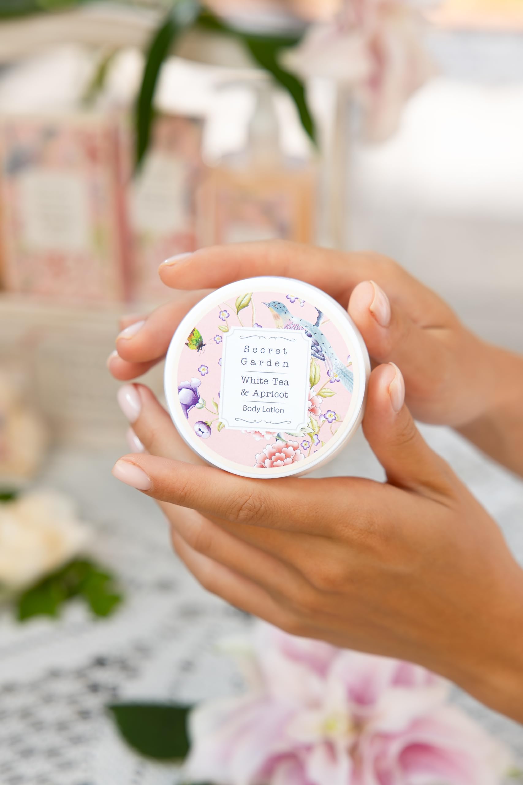 Accentra Set regalo SECRET GARDEN, set bagno donna con 240 ml gel doccia e 240 ml bagnoschiuma, cofanetto regalo bagno donna in scatola di legno bianca con manico, idea regalo cura corpo per lei