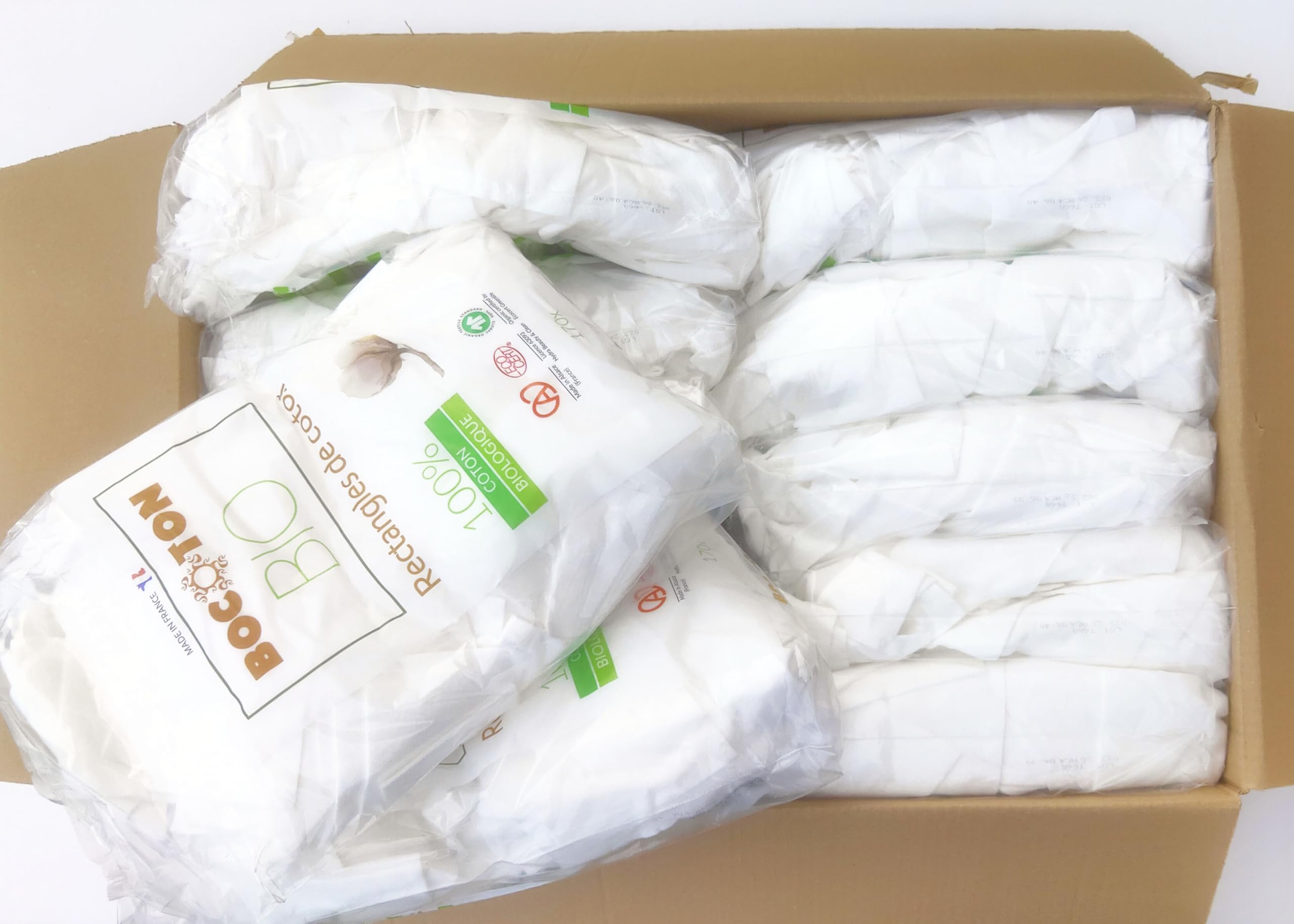 Confezione da 1700 rettangoli 100% cotone biologico grandi dimensioni 80 x 100 mm (10 confezioni da 170 unità). Più morbido di un cotone lavabile, con due lati lisci, certificati Ecocert. Uso