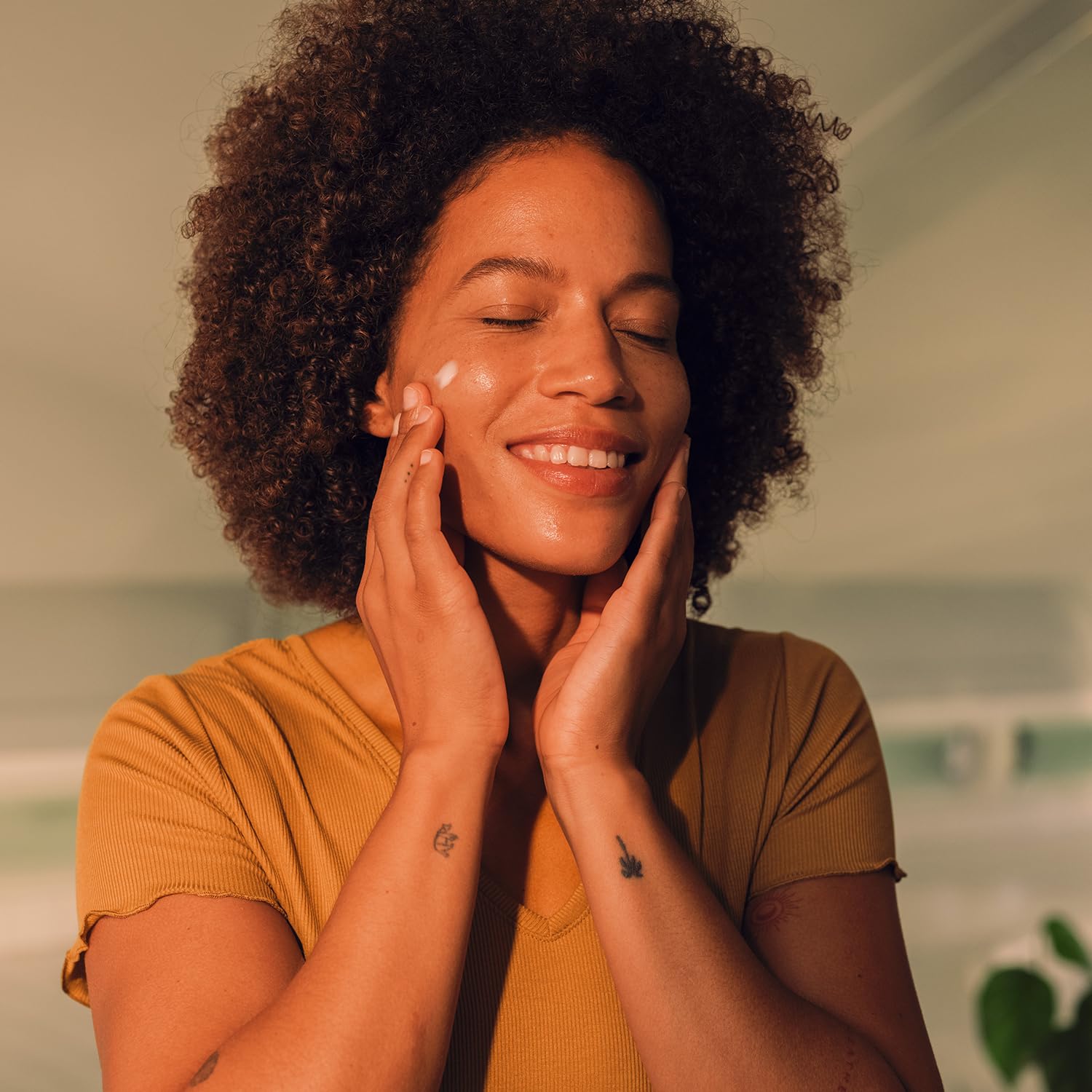 JUNGLÜCK Crema ialuronica leggera, con acido ialuronico allo 0,5%, aloe vera biologica e olio di jojoba biologico, facile da idratare per pelli miste e grasse, vegano