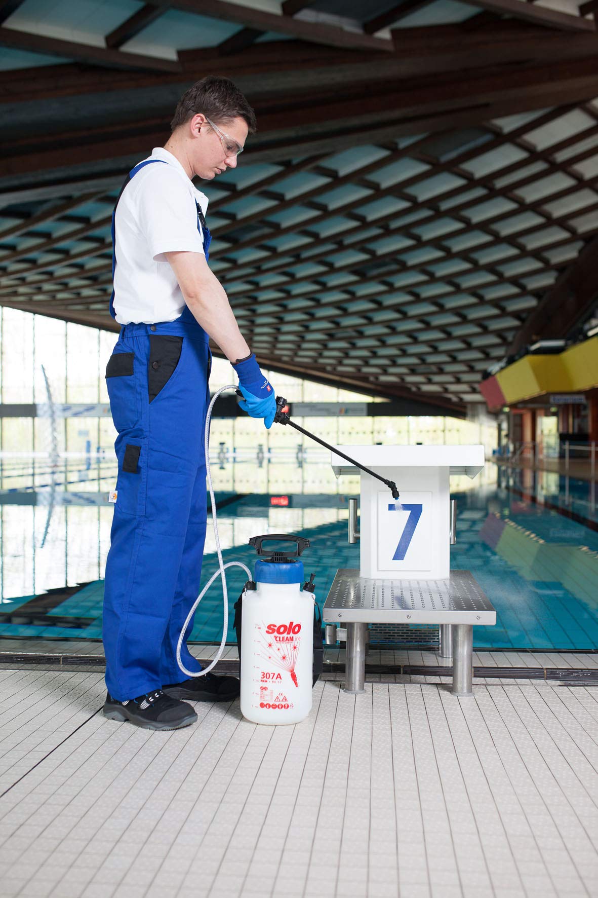 SOLO CLEANLine Drucksprühgerät – zur Desinfektion und Reinigung-alkalibeständiger 5 Liter Drucksprüher – für Reinigungsmittel mit pH Wert 7-14 und Desinfektionsmittel
