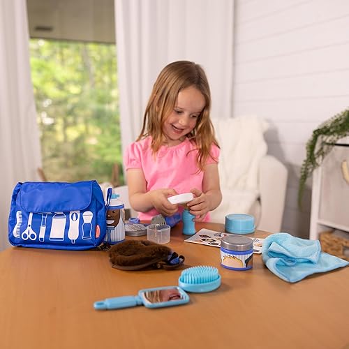 Miniatura 8 de Melissa & Doug Juego de simulación de barbería para niños (16 piezas) – Juguetes de afeitar, barba portátil y accesorios de aseo – Kit de juego de