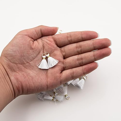 Vista 5 de VAPKER 100 mini borlas de 0.8 pulgadas0.8 in, borlas blancas pequeñas hechas a mano con anillo de salto dorado para aretes, joyería, collares