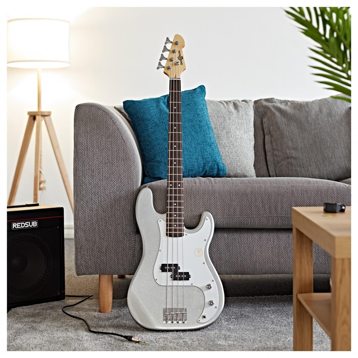LA Bassgitarre + 15W Verstärker-Paket, Silver Flake | Perfekter Bass für Jüngere Anfänger, Klarer Druckvoller Ton, Leichte Hölzer, 15W-Verstärker und Zubehör Inklusive