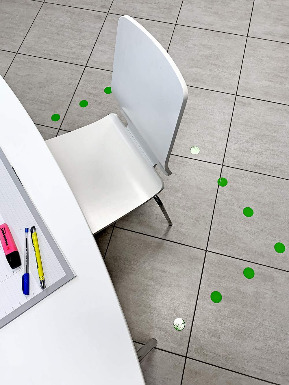 Stickers Adesivi - Bollini segnaposto - calpestabili antiscivolo, delimitazione aree, indicatori di direzione, segnalazione percorso, direction markers, emergenza sanitaria (150pz - 5x5cm) (Blu)