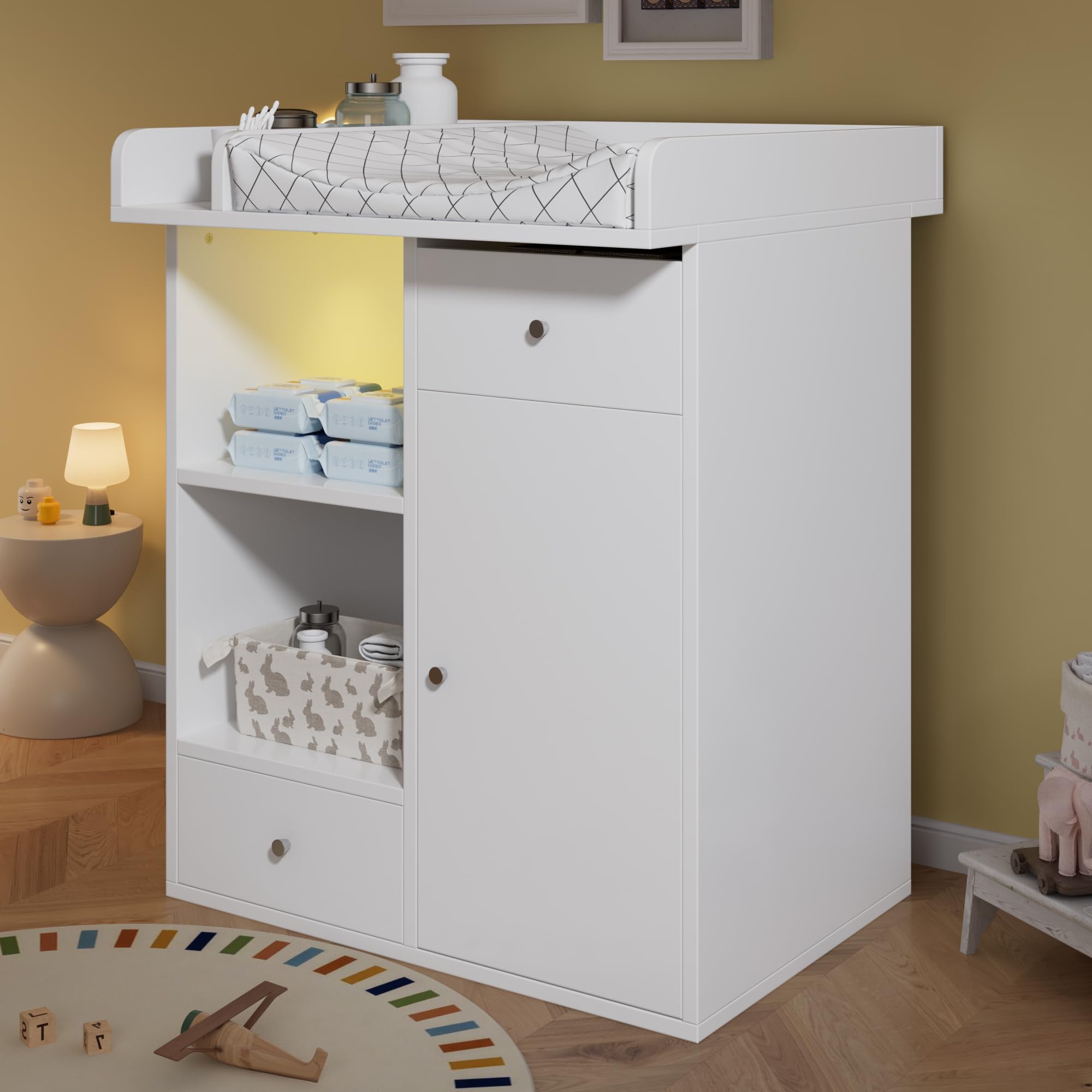 Gecheer Wickelkommode, verstellbare LED (Farbe & Helligkeit), 2 Schubladen, offene Regale, abschließbare Tür, Wickelplatz mit erhöhten Trennwänden, für Babyzimmer