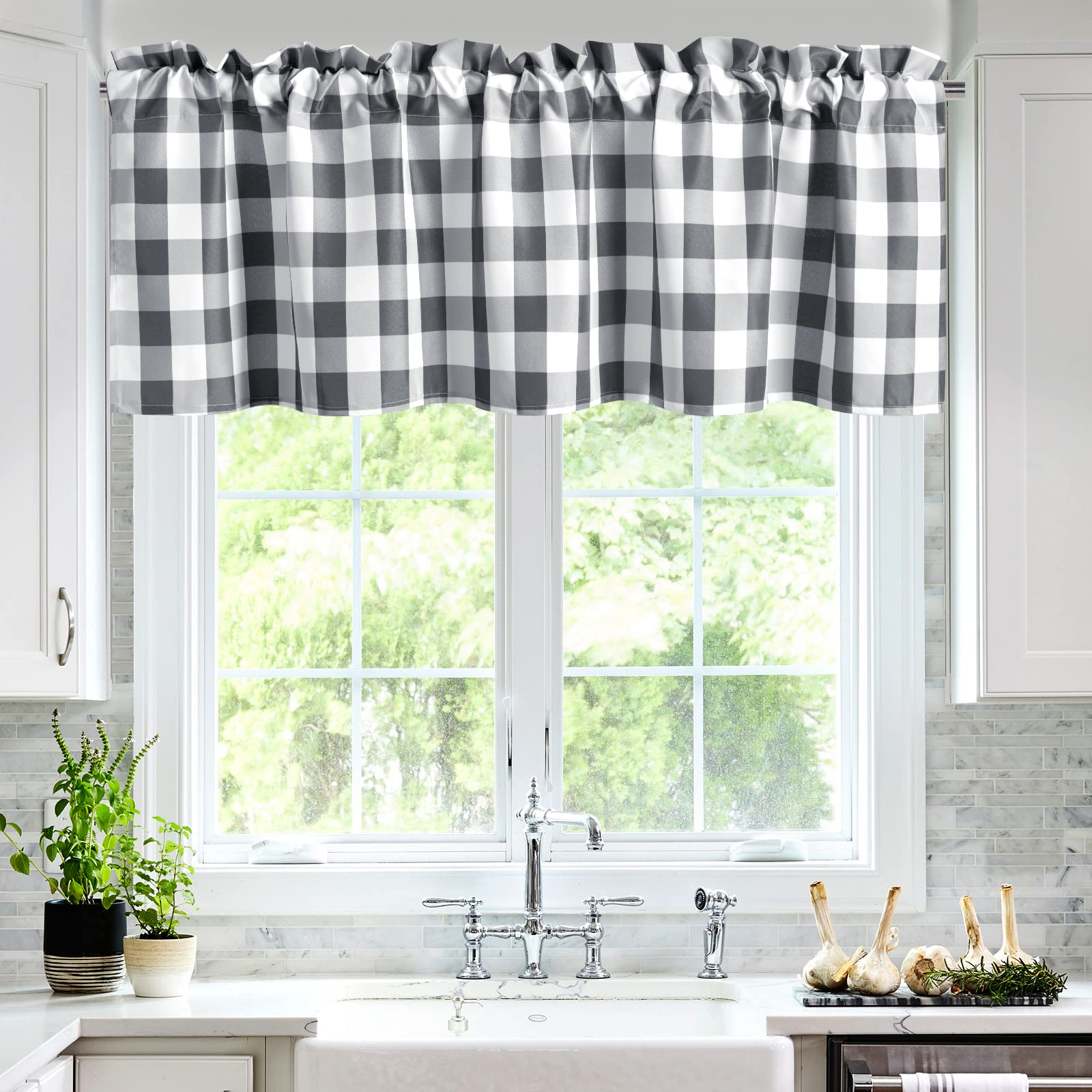 Cenefa de ventana a cuadros ideal para crear una cocina acogedora