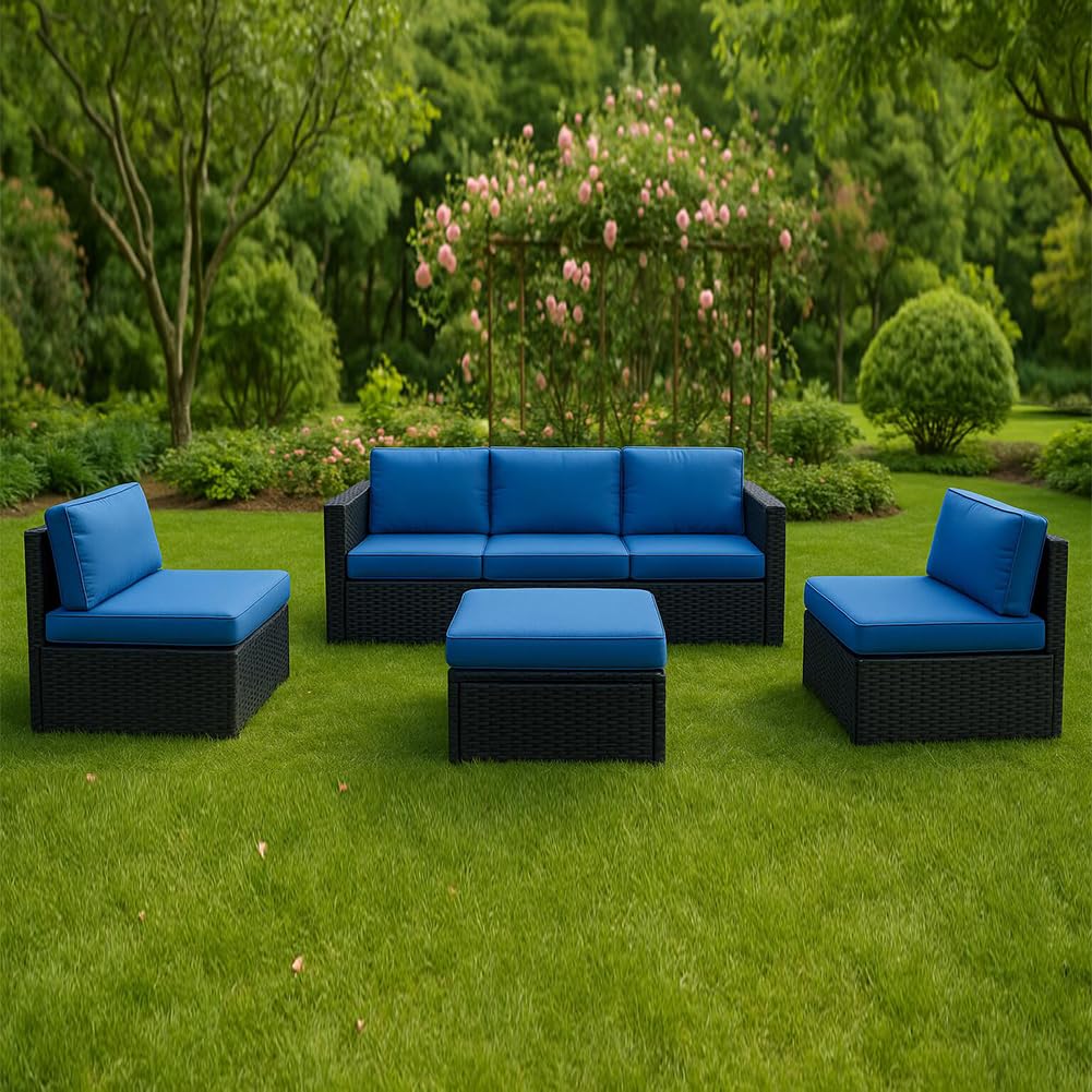 BAKAJI Set Divano 4 Pezzi da Giardino in Polyrattan con Pouf 5 Posti, Salotto per Arredamento da Esterno con Struttura in Metallo e Cuscini Imbottiti Salottino per Terrazzo Moderno (Blu)