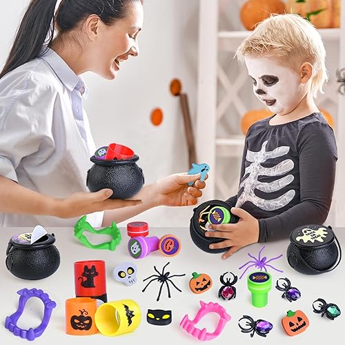 Miniatura 7 de 256 piezas de recuerdos de fiesta de Halloween para niños, paquete de 32 caldero de bruja de plástico pequeño precargado con varios juguetes de