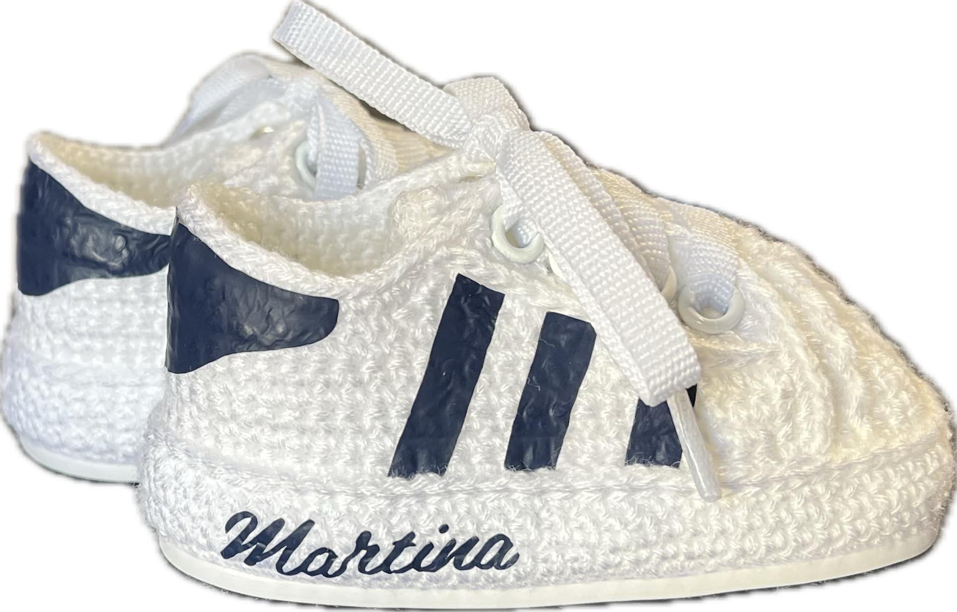 Gehäkelte Babyschuhe mit Namen und schlichten Details, personalisiert und handgefertigt, niedrige Schuhe mit Seitenstreifen, erhältlich in allen Babygrößen von 0 bis 12 Monaten.