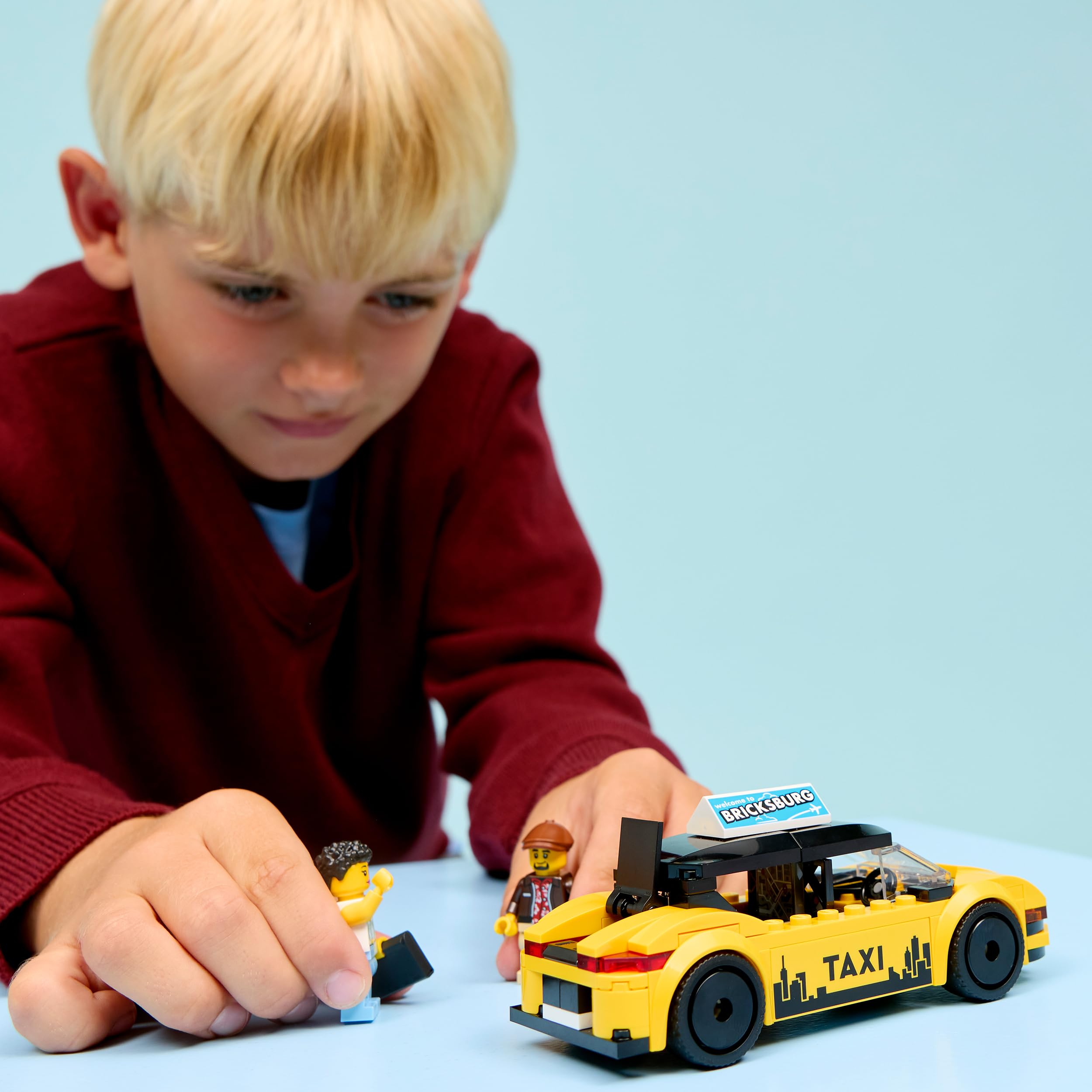 Image secondaire de LEGO City - Taxi Jaune Électrique avec Minifigurines et Toit Ouvrant
