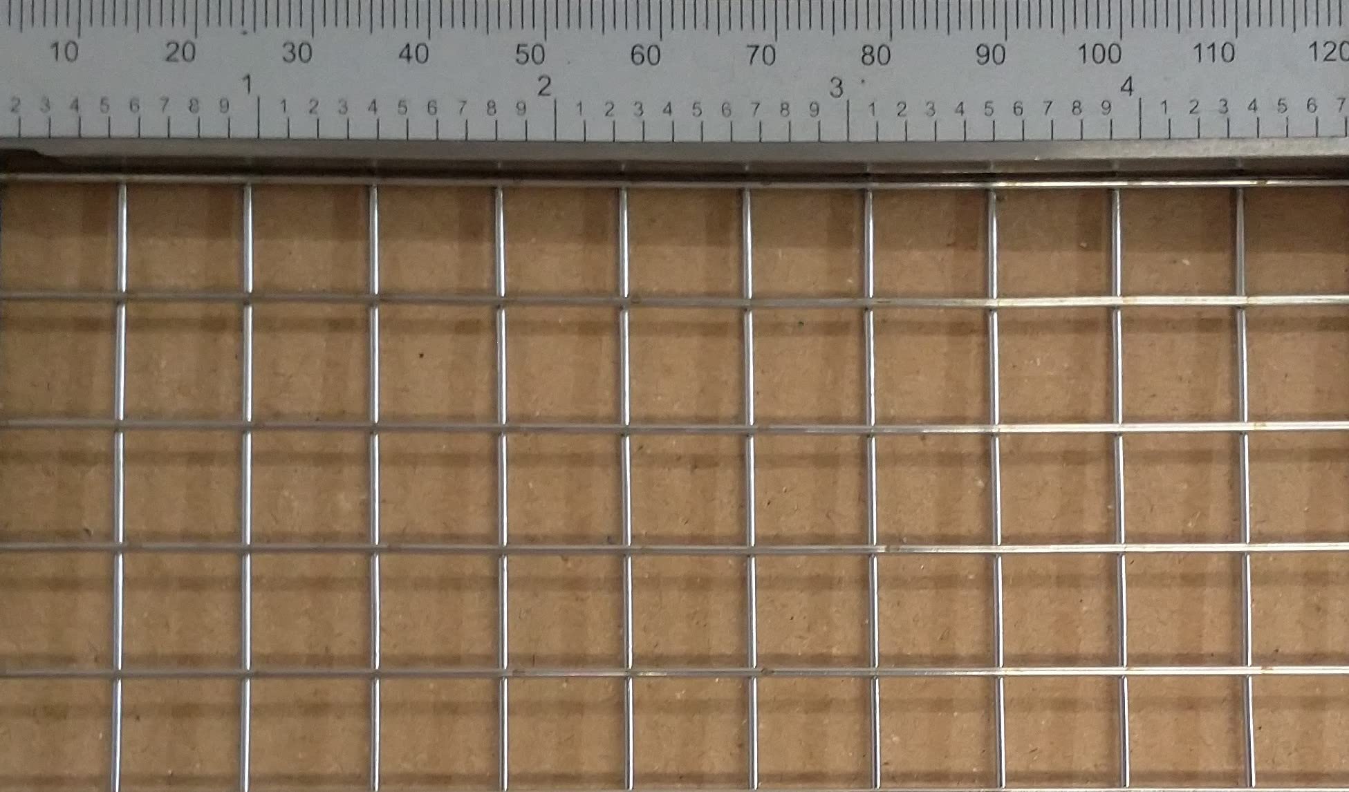 Griglia di saldatura in acciaio inox 1.4306 con maglie da 10 mm, spessore filo 1 mm. Dimensioni: 1000 mm x 500 mm