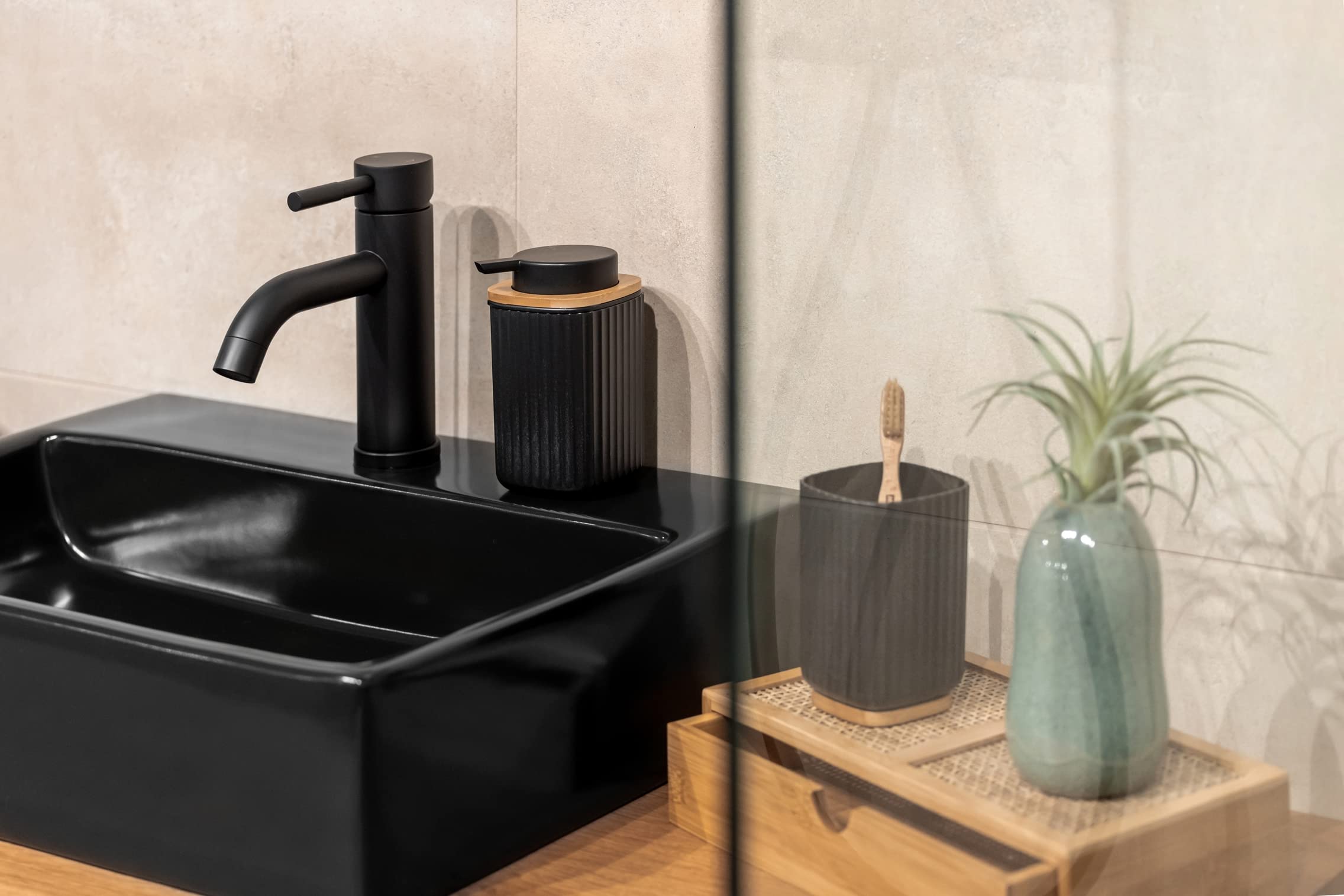 WENKO Dispensador de jabón Rotello, dosificador recargable con capacidad de 250 ml, en plástico de calidad óptima y detalles de bambú, apto para lavavajillas, 8,9 x 12,7 x 7,5 cm, negro/natural