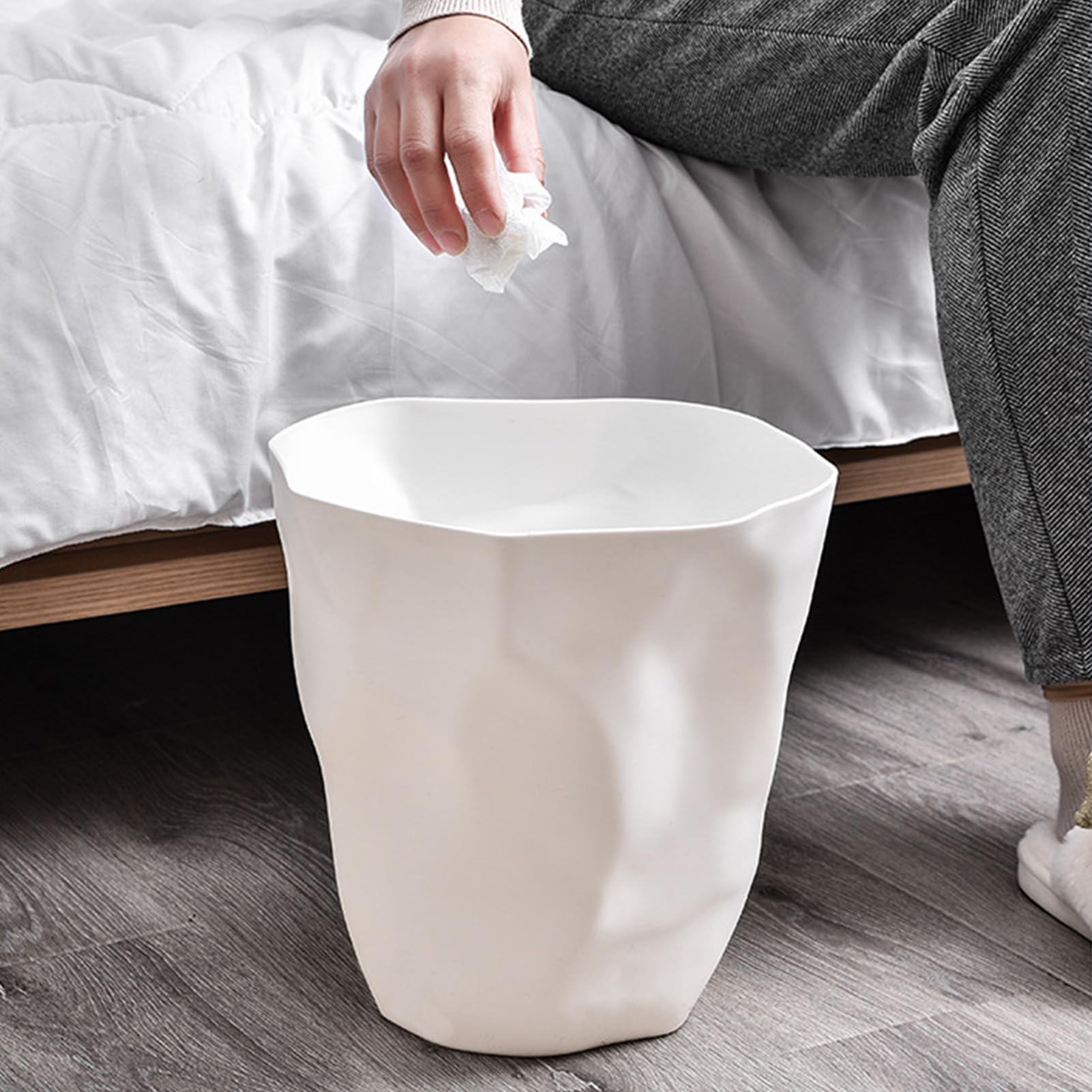 Denash Unico Cestino per Rifiuti in Plastica Accartocciata, Cestino per Rifiuti Moderno Irregolare con Coperchio Aperto per Bagno, Ufficio, Camera da Letto, Design Compatto,