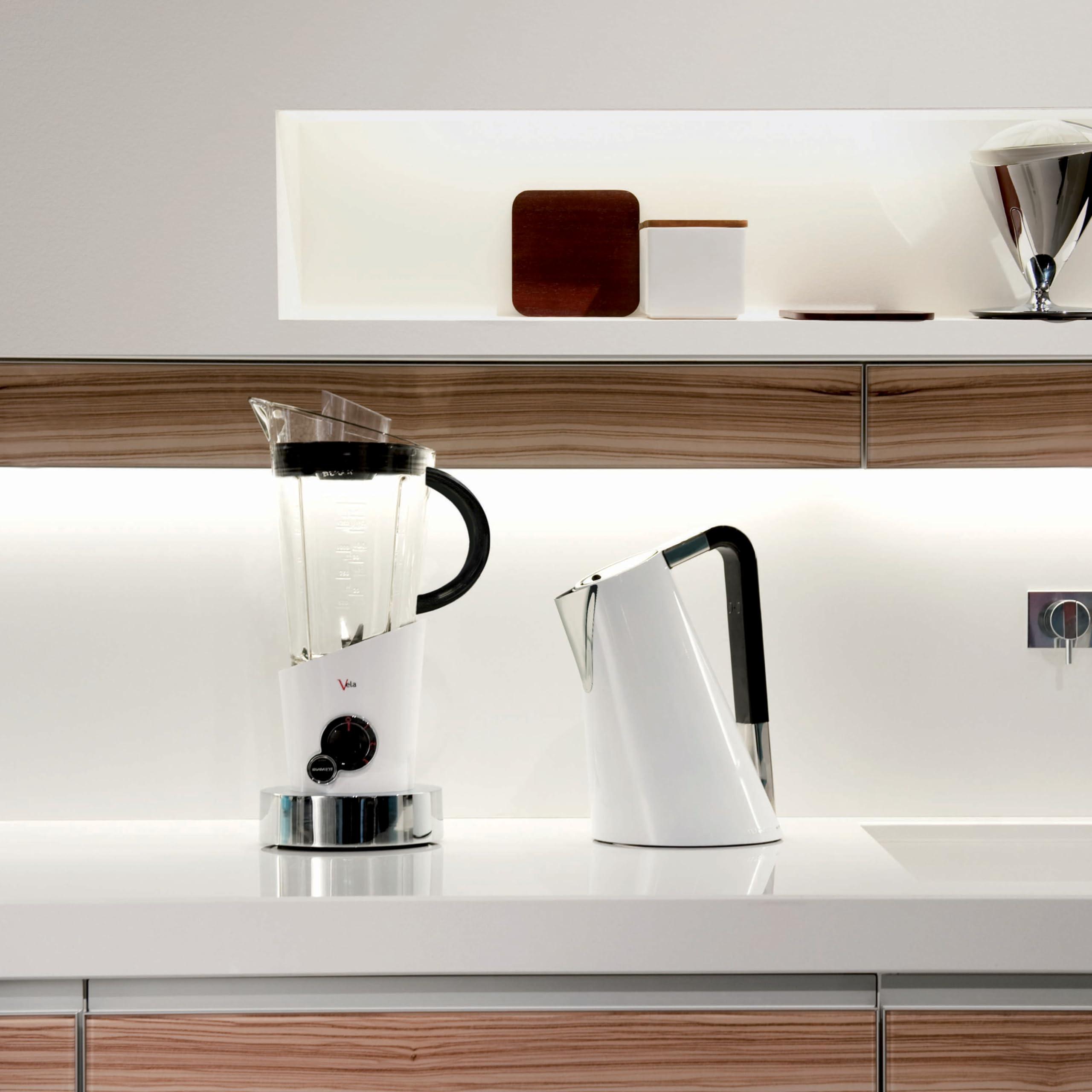BUGATTI, Vela Evolution, Frullatore Elettrico per Frullati e Smoothie, Funzione Tritaghiaccio Inclusa, 4 velocità, Capacità 1.5 litri, 500 W, Design Innovativo (Rosso)