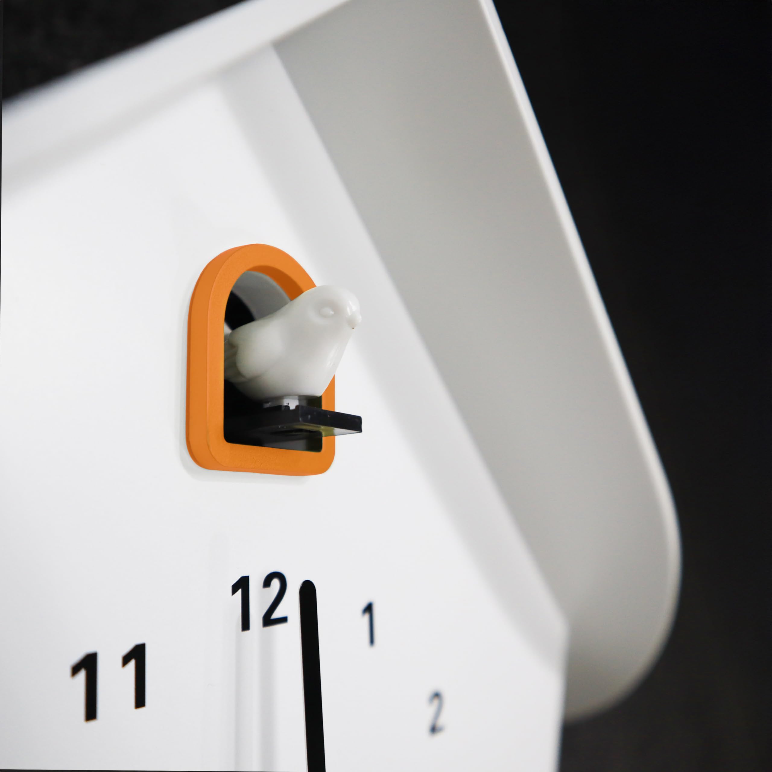 WALPLUS Kuckucksuhr Weiß mit Pendel Stilvolle Cuckoo Clock für Kinderzimmer und Wohnzimmer Batteriebetriebene Wanduhr mit Vogel Ideal als Kuckucksuhr Modern Dekoration