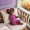 Muñeca bebé realista JIZHI negra, 22 pulgadas, cuerpo suave, ojos color topo, tono de piel caramelo, falda rayada rosa 2