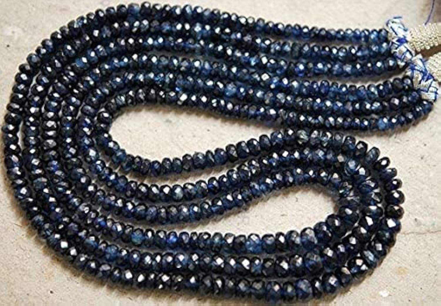 Kyanite bleue naturelle perles précieuses facettées pour un bijou chargé d'histoire