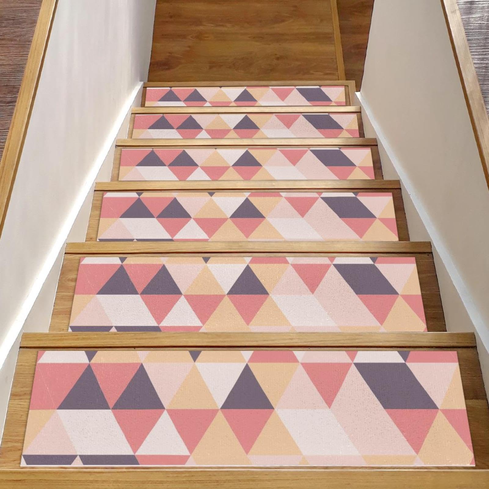 Peldaños antideslizantes para escaleras interiores con mosaico triangular de seguridad