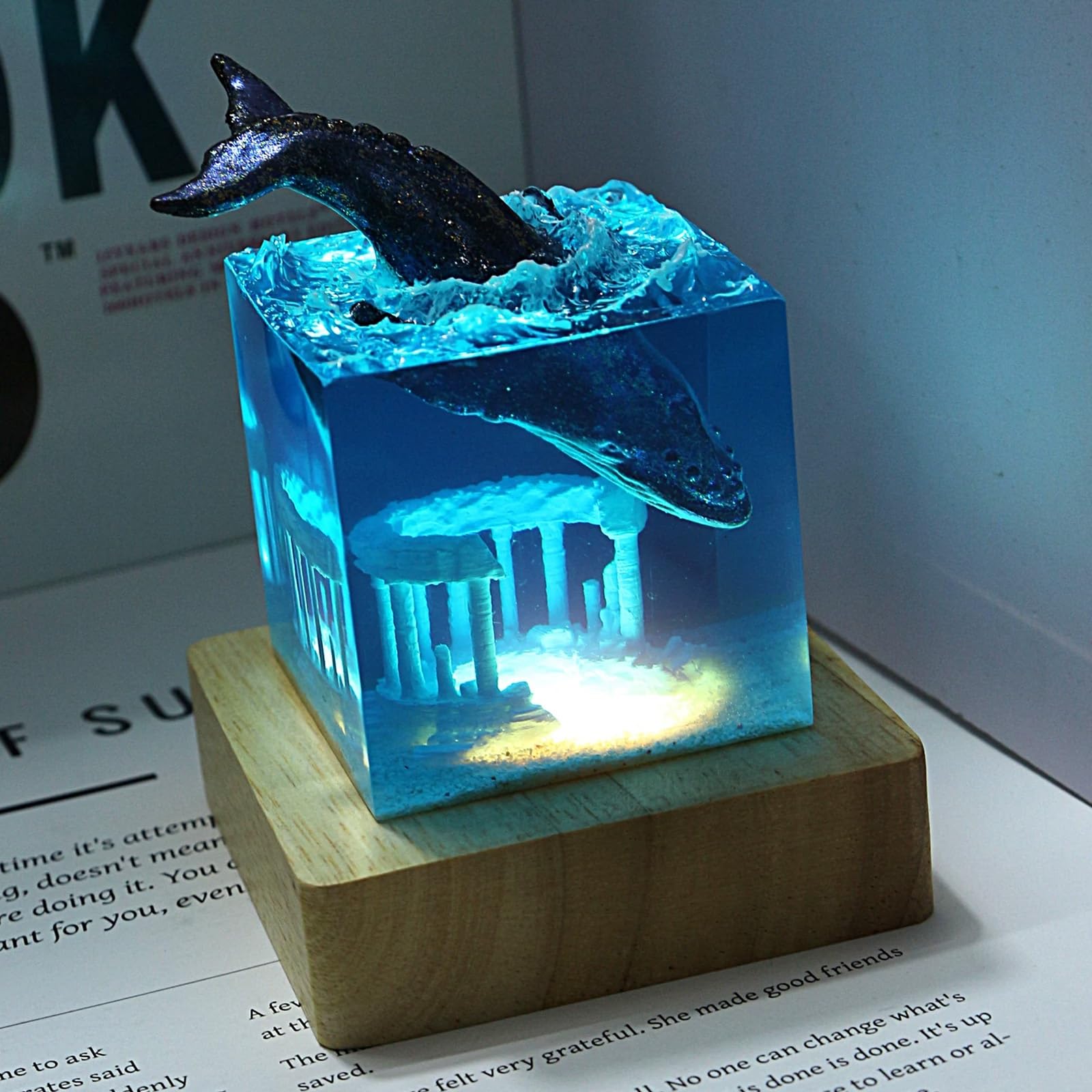 Lampada resina artigianale 3D squalo balena, luce notturna USB base legno, decorazione casa e regalo elegante