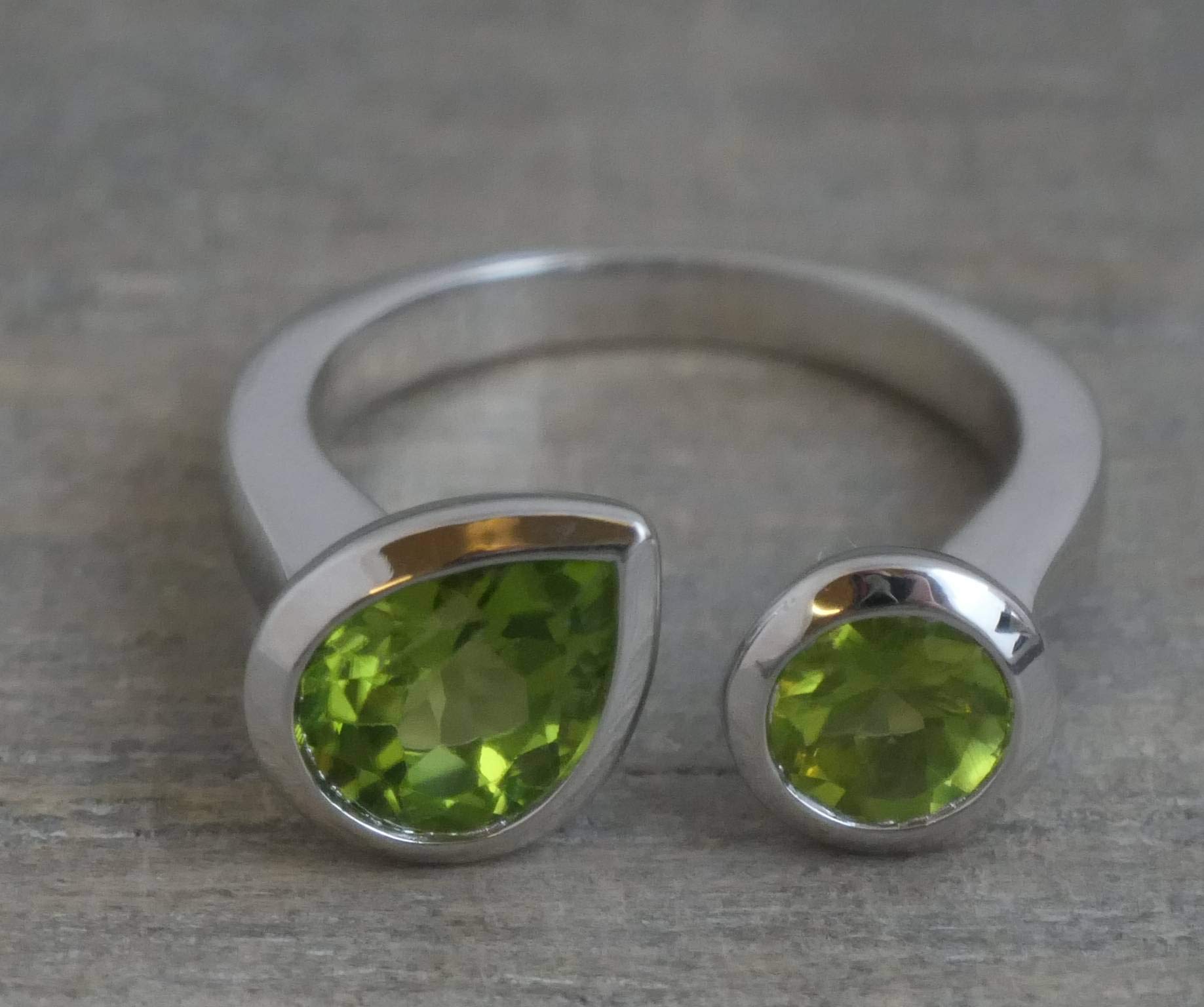 Anillo de plata de ley con peridoto, tamaño 12