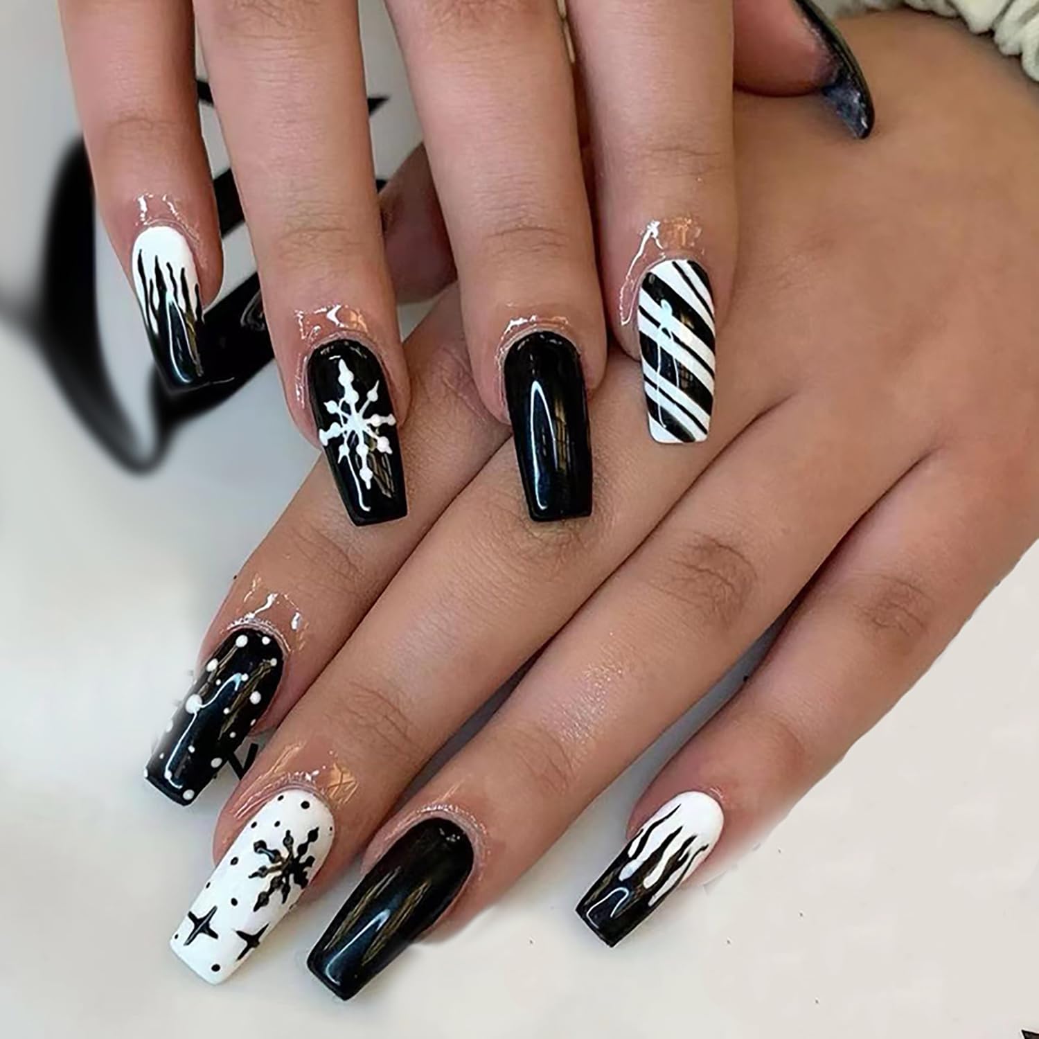 Christmas Coffin Press on Nails Medium Length, Artificial Glossy Fake Nails with Xmas Black Snowflake Designs, Acrylic Coffin False Nails for Winter