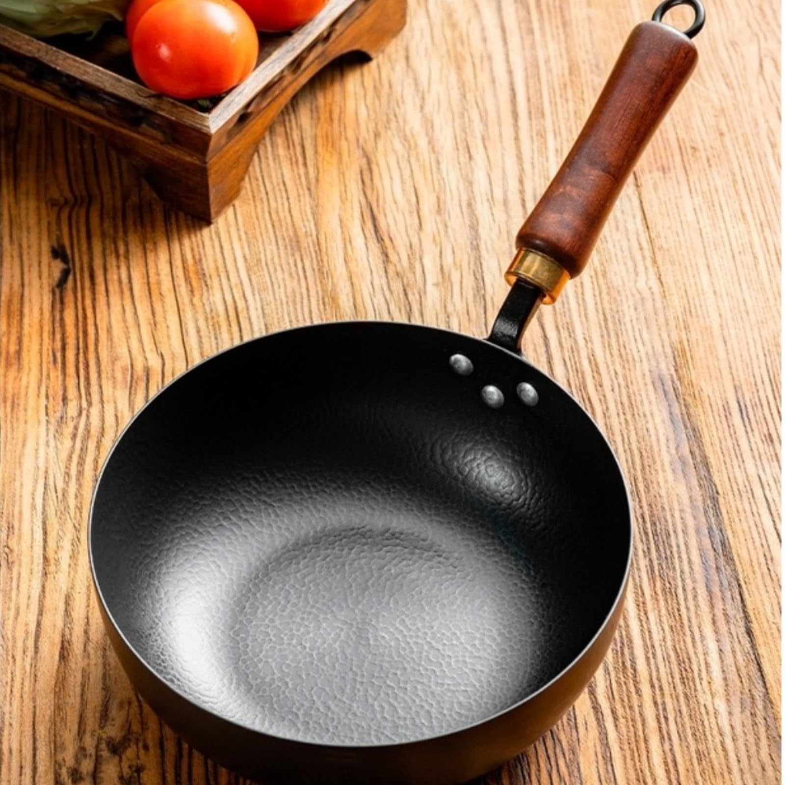 Hand-Hammered Cast Iron Wok 24 cm Wooden Handle | El compuesto de metal sólido se coloca en la zona de cocción, distribuye el calor de manera uniforme y facilita la cocción.