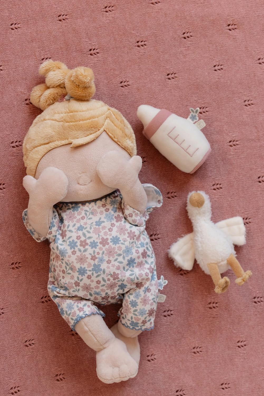 Little Dutch Muñeca de tela Julia – Juego de muñecas – Manos magnéticas – con botella magnética – Incluye pelele y peluche de ganso – para niñas a partir de 12 meses