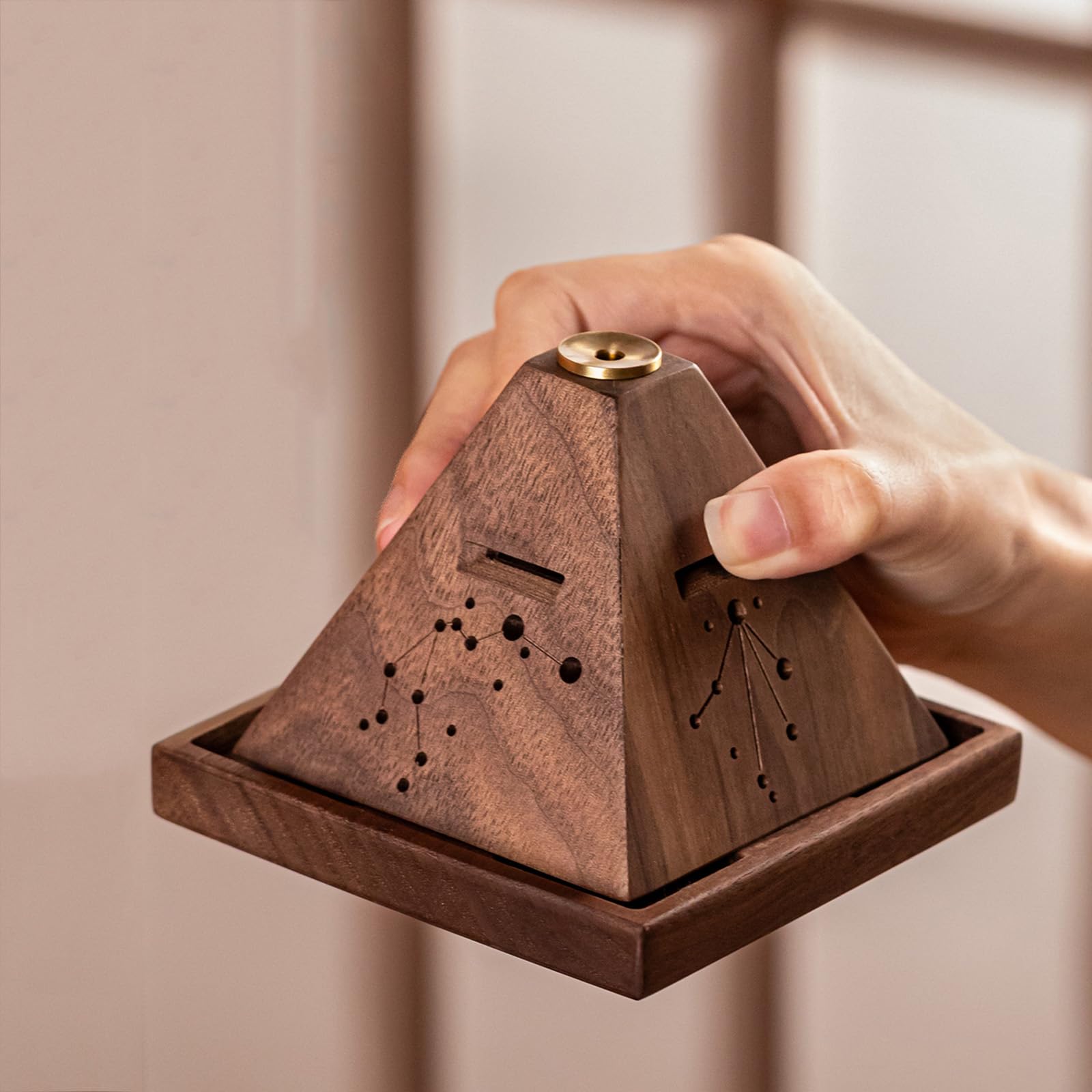 Quemador De Incienso De Madera con Reflujo, Caja De Incienso Portátil con Forma De Pagoda De Constelación, Imanes Integrados, Nogal Y Latón, para Estudio, Salón De Té Y Oficina