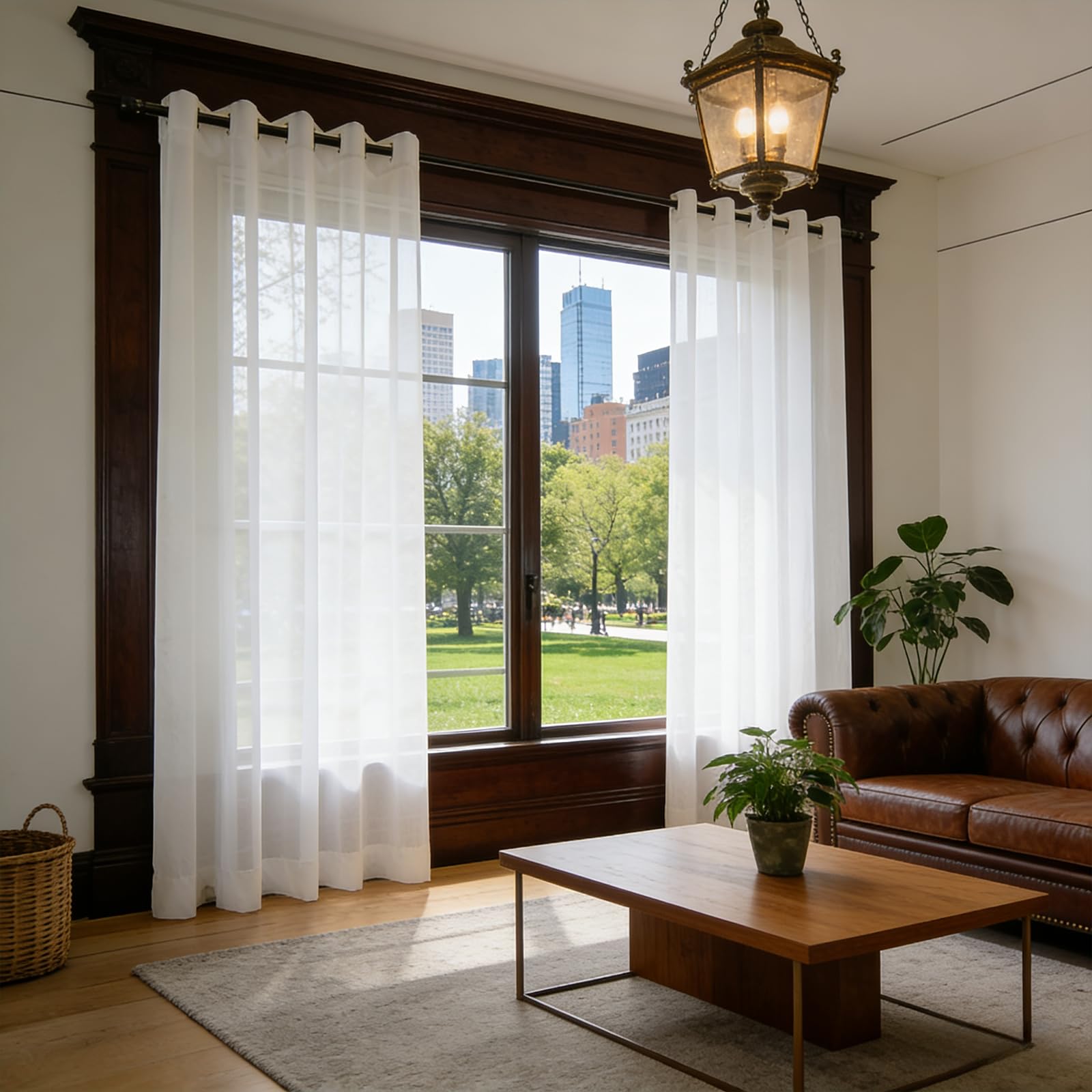 Cortinas translucidas blancas que filtran la luz suavemente en el dormitorio